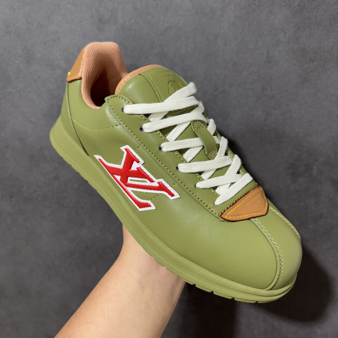 图片[3]-特价【GQ福利】广顶纯原特价 LOUIS VUITTON x Nigo lv联名款 Buttersoft 牛皮革羊皮革 FW25 图案压纹 圆头系带 低帮 生活休闲鞋 男女同款 外贸批次 全新纸板数据 印花高频效果碾压市面 市售天花板产物 耗时半年巨作 全套原厂新版原纸板楦头开发 原厂特供皮料加持 市场所有版本中综合最强的货品 GD实力大厂出品 全网最全配色更新最快 最成熟的做工稳定的品控 完美鞋型超高的清洁度 零毛边线头瑕疵 全套原楦原纸版原鞋开模 全网最具灵魂的版型 正确原装黄色鞋盒 正确中底印花 鞋面印花3D高频深度立体 全鞋电脑针车 紧密相连 针距密度一致 环保乳胶注塑鞋垫 厚度脚感还原原版 皮面裁剪部位 统一油边封口工艺 原装橡胶大底含胶量大底组合零偏差 专柜全套包装 防尘袋 说明书 质保卡 尺码：36-48无半码 货号：AE5I3BMI61N420-选品中心