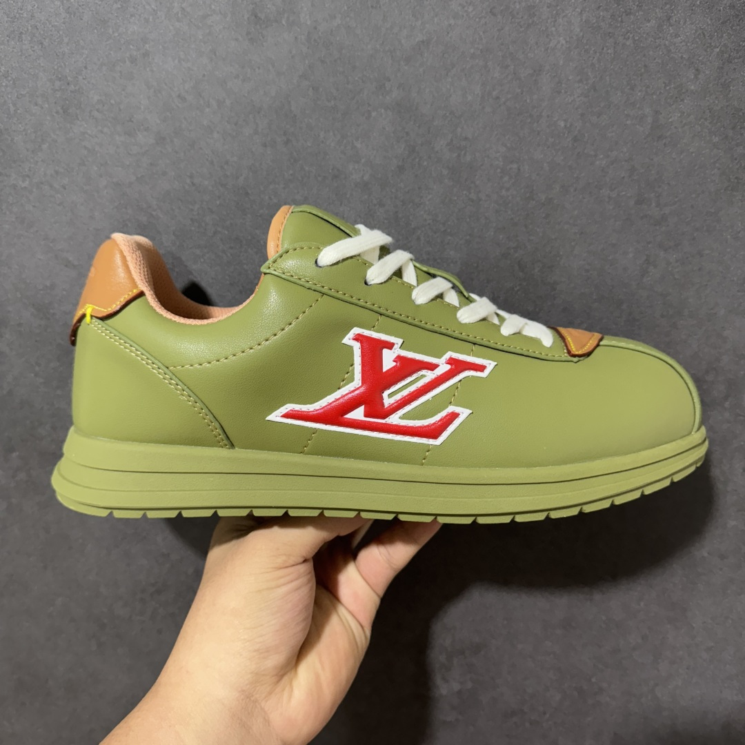 特价【GQ福利】广顶纯原特价 LOUIS VUITTON x Nigo lv联名款 Buttersoft 牛皮革羊皮革 FW25 图案压纹 圆头系带 低帮 生活休闲鞋 男女同款 外贸批次 全新纸板数据 印花高频效果碾压市面 市售天花板产物 耗时半年巨作 全套原厂新版原纸板楦头开发 原厂特供皮料加持 市场所有版本中综合最强的货品 GD实力大厂出品 全网最全配色更新最快 最成熟的做工稳定的品控 完美鞋型超高的清洁度 零毛边线头瑕疵 全套原楦原纸版原鞋开模 全网最具灵魂的版型 正确原装黄色鞋盒 正确中底印花 鞋面印花3D高频深度立体 全鞋电脑针车 紧密相连 针距密度一致 环保乳胶注塑鞋垫 厚度脚感还原原版 皮面裁剪部位 统一油边封口工艺 原装橡胶大底含胶量大底组合零偏差 专柜全套包装 防尘袋 说明书 质保卡 尺码:36-48无半码 货号:AE5I3BMI61N420-选品中心