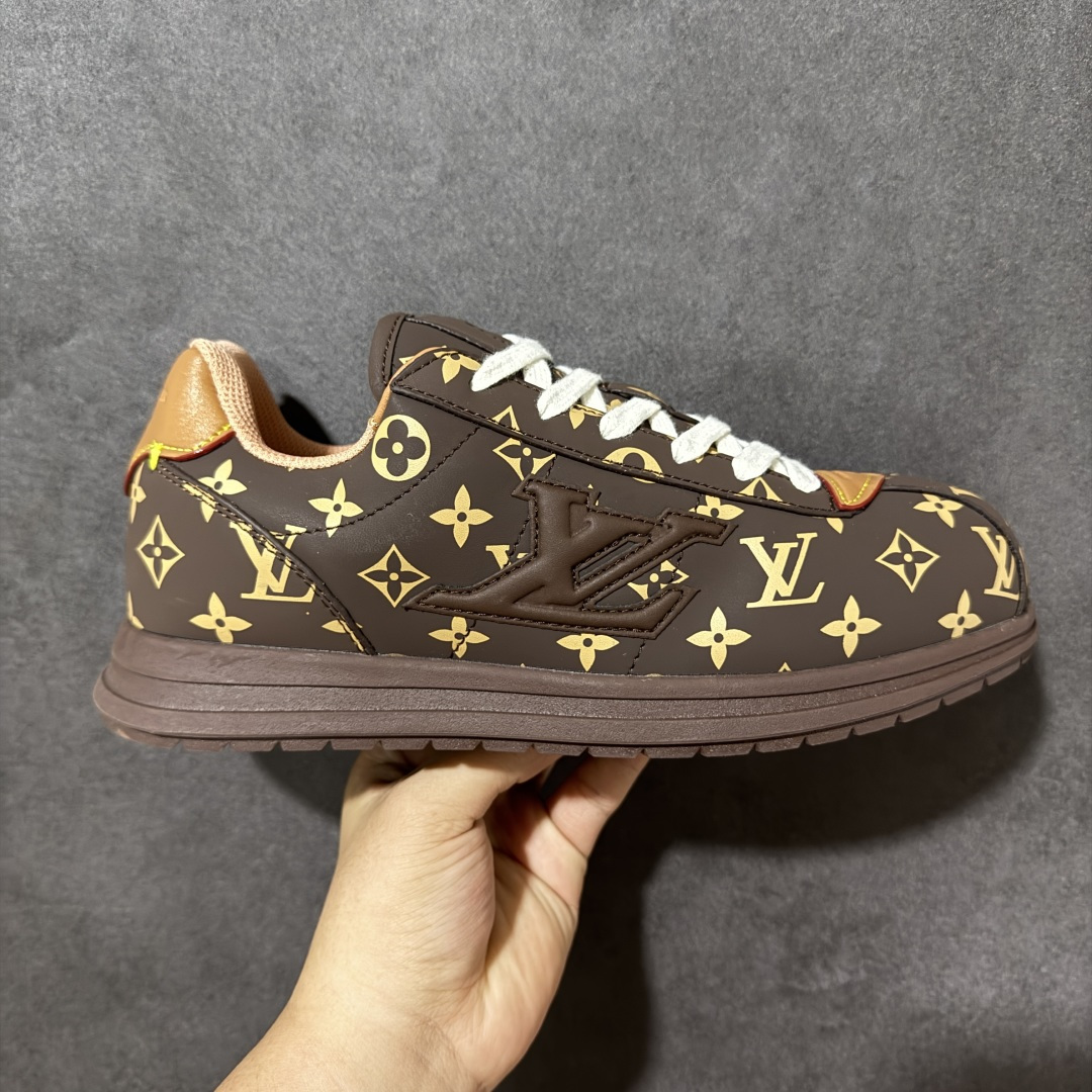 图片[9]-特价【GQ福利】广顶纯原特价 LOUIS VUITTON x Nigo lv联名款 Buttersoft 牛皮革羊皮革 FW25 图案压纹 圆头系带 低帮 生活休闲鞋 男女同款 外贸批次 全新纸板数据 印花高频效果碾压市面 市售天花板产物 耗时半年巨作 全套原厂新版原纸板楦头开发 原厂特供皮料加持 市场所有版本中综合最强的货品 GD实力大厂出品 全网最全配色更新最快 最成熟的做工稳定的品控 完美鞋型超高的清洁度 零毛边线头瑕疵 全套原楦原纸版原鞋开模 全网最具灵魂的版型 正确原装黄色鞋盒 正确中底印花 鞋面印花3D高频深度立体 全鞋电脑针车 紧密相连 针距密度一致 环保乳胶注塑鞋垫 厚度脚感还原原版 皮面裁剪部位 统一油边封口工艺 原装橡胶大底含胶量大底组合零偏差 专柜全套包装 防尘袋 说明书 质保卡 尺码：36-48无半码 货号：AE5I3BMI61N420-选品中心