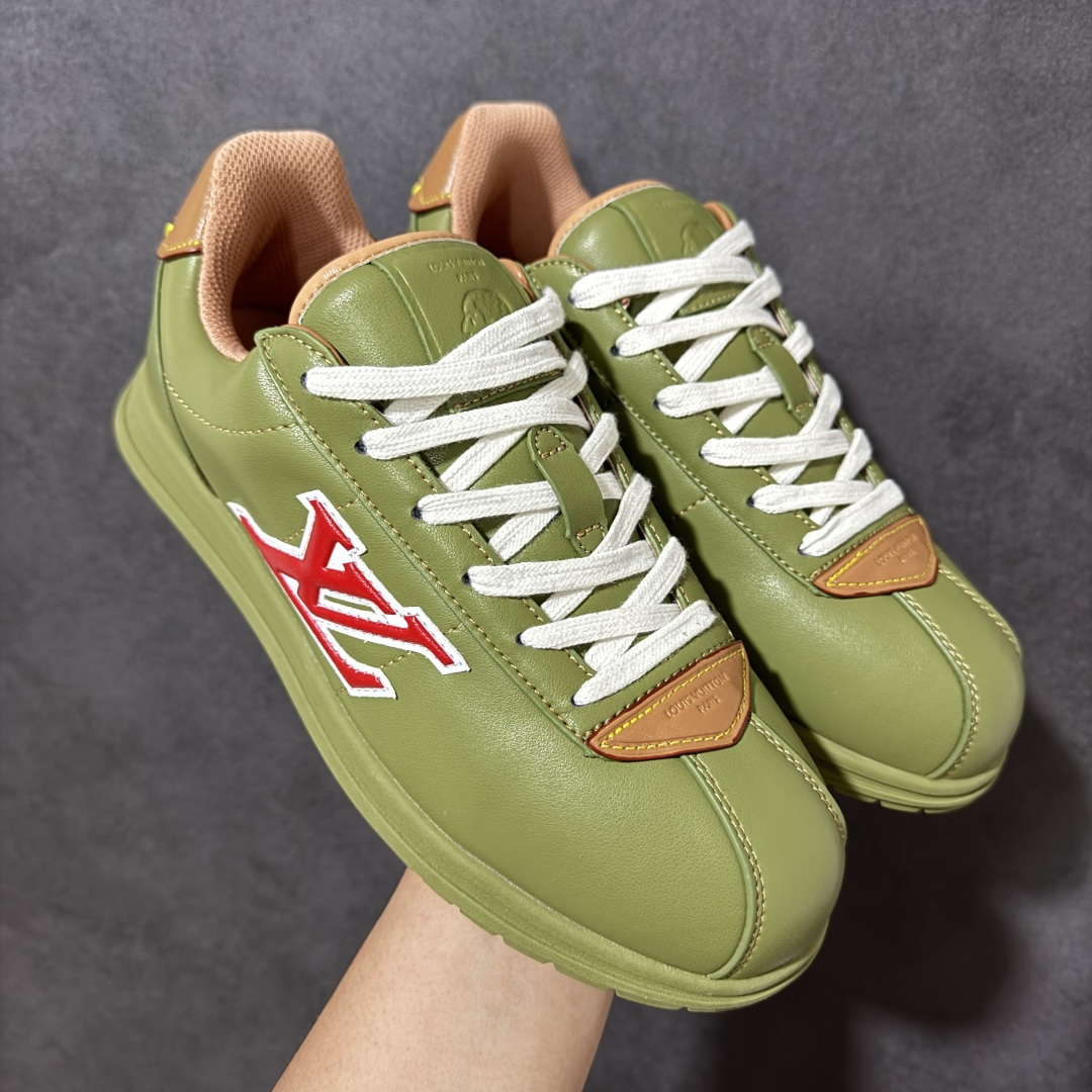 特价【GQ福利】广顶纯原特价 LOUIS VUITTON x Nigo lv联名款 Buttersoft 牛皮革羊皮革 FW25 图案压纹 圆头系带 低帮 生活休闲鞋 男女同款 外贸批次 全新纸板数据 印花高频效果碾压市面 市售天花板产物 耗时半年巨作 全套原厂新版原纸板楦头开发 原厂特供皮料加持 市场所有版本中综合最强的货品 GD实力大厂出品 全网最全配色更新最快 最成熟的做工稳定的品控 完美鞋型超高的清洁度 零毛边线头瑕疵 全套原楦原纸版原鞋开模 全网最具灵魂的版型 正确原装黄色鞋盒 正确中底印花 鞋面印花3D高频深度立体 全鞋电脑针车 紧密相连 针距密度一致 环保乳胶注塑鞋垫 厚度脚感还原原版 皮面裁剪部位 统一油边封口工艺 原装橡胶大底含胶量大底组合零偏差 专柜全套包装 防尘袋 说明书 质保卡 尺码:36-48无半码 货号:AE5I3BMI61N420-选品中心