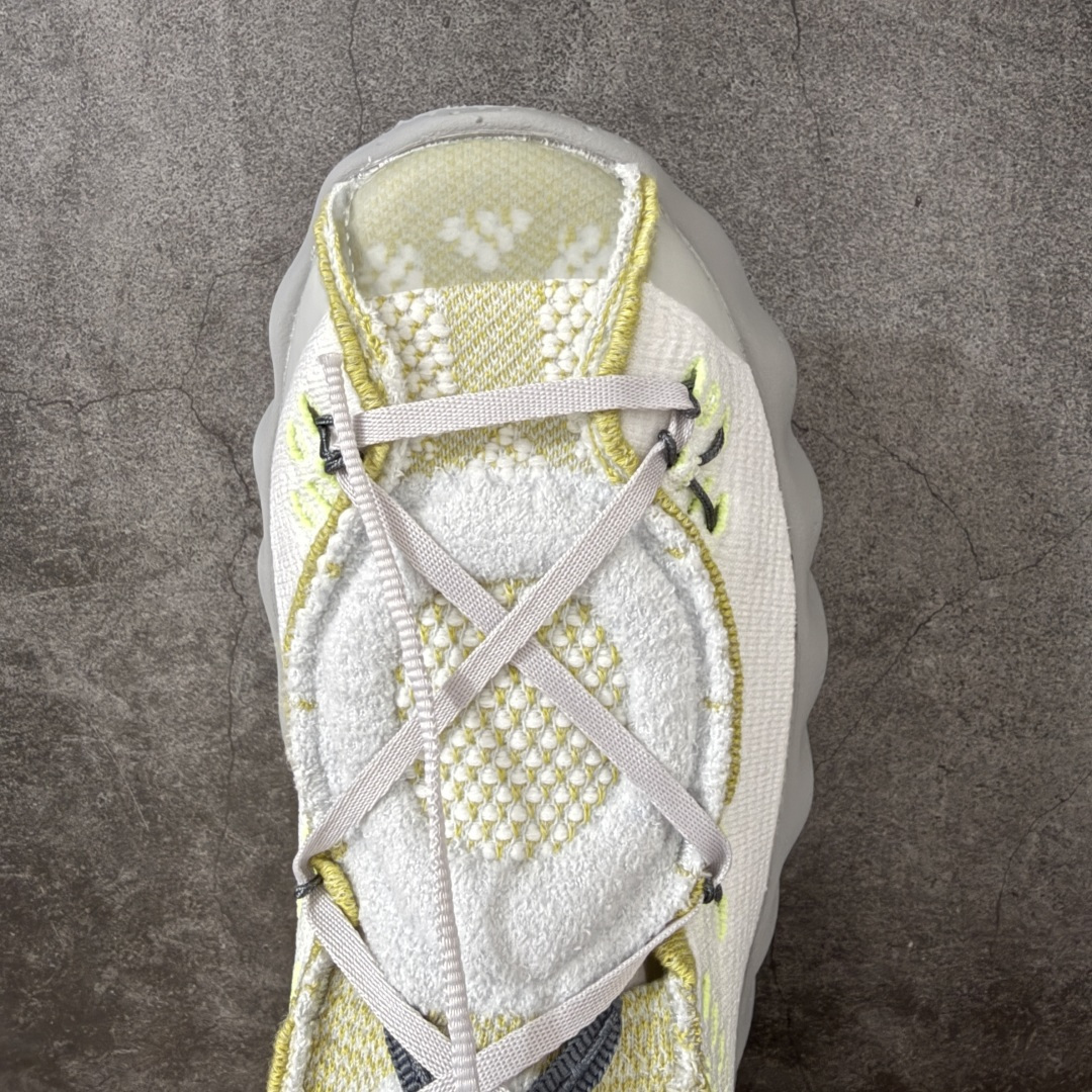 图片[5]-【渠道版】NK Mind 002 Flyknit足底按摩舒适运动休闲训练鞋 白绿 IR2176-100 全套原厂楦头原纸板数据档案 历时四个月倾力打造 原厂0937机台Flyknit飞织工艺 鞋面针织密度弹性完美同步原鞋 工艺同步公司 原厂压底模 加固按摩单元 防止颗粒松动 原装TUP鞋扣 亮黑后跟条 白色字体采用工业级丝网印刷（丝印）工艺 字体边缘锐利清晰 笔画粗细均匀 没有毛边或晕染 依旧延续Mind系列的标志性外观 采用黑色Flyknit鞋面 并用到拼接结构和外露缝线强调设计感 鞋底依旧配备22个皇家蓝独立泡棉按摩球 鞋底的FRAGMENT经典标语也同样保留其中 还在鞋舌加入了一块印有闪电章的特殊提环 来进一步表明联名身份 正常尺码 尺码：36 36.5 37.5 38 38.5 39 40 40.5 41 42 42.5 43 44 44.5 45 46.5 47.5-选品中心
