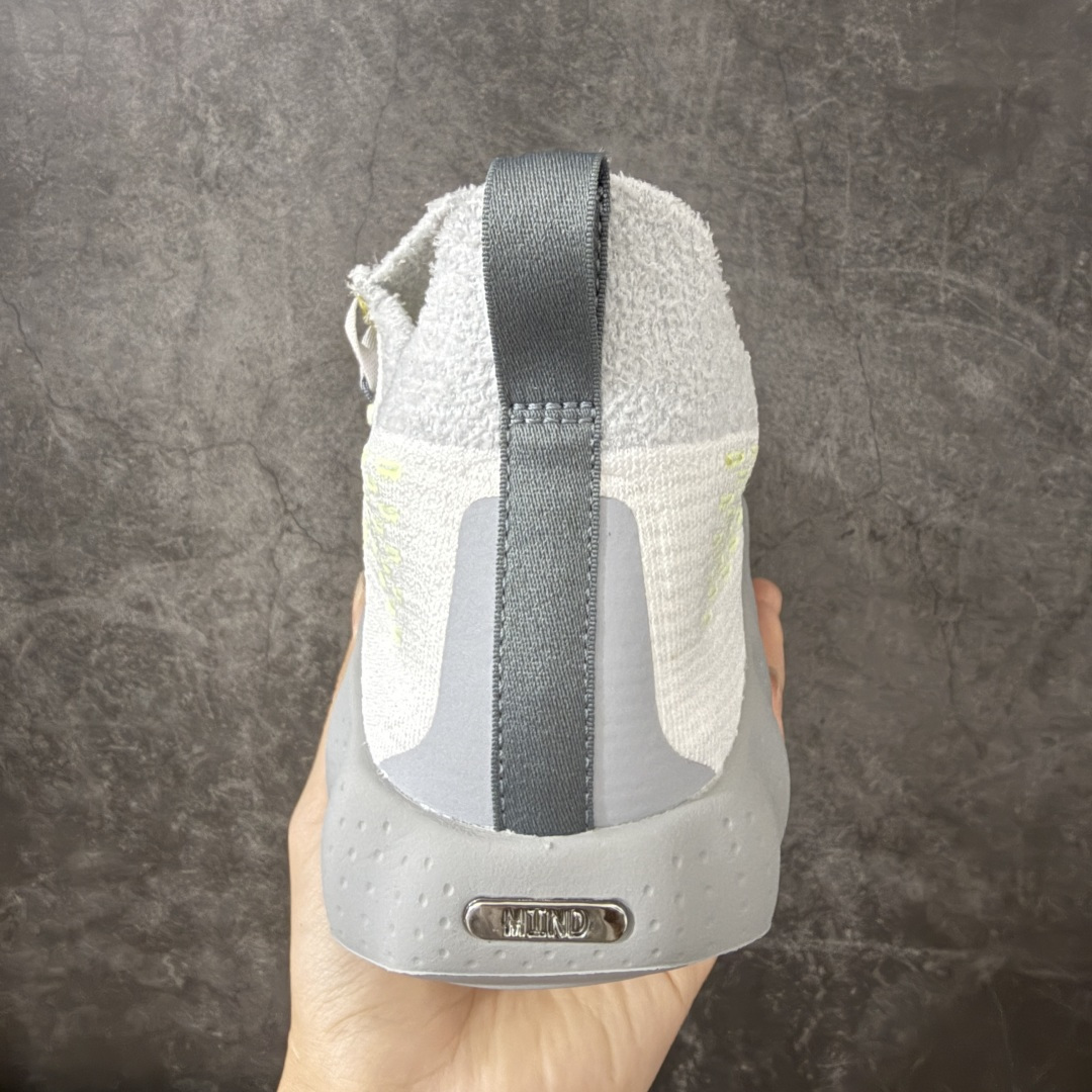 图片[4]-【渠道版】NK Mind 002 Flyknit足底按摩舒适运动休闲训练鞋 白绿 IR2176-100 全套原厂楦头原纸板数据档案 历时四个月倾力打造 原厂0937机台Flyknit飞织工艺 鞋面针织密度弹性完美同步原鞋 工艺同步公司 原厂压底模 加固按摩单元 防止颗粒松动 原装TUP鞋扣 亮黑后跟条 白色字体采用工业级丝网印刷（丝印）工艺 字体边缘锐利清晰 笔画粗细均匀 没有毛边或晕染 依旧延续Mind系列的标志性外观 采用黑色Flyknit鞋面 并用到拼接结构和外露缝线强调设计感 鞋底依旧配备22个皇家蓝独立泡棉按摩球 鞋底的FRAGMENT经典标语也同样保留其中 还在鞋舌加入了一块印有闪电章的特殊提环 来进一步表明联名身份 正常尺码 尺码：36 36.5 37.5 38 38.5 39 40 40.5 41 42 42.5 43 44 44.5 45 46.5 47.5-选品中心