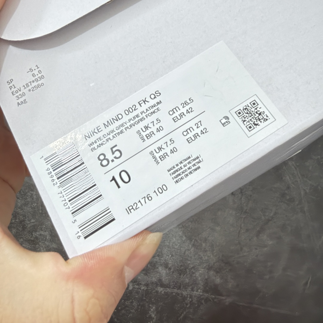图片[11]-【渠道版】NK Mind 002 Flyknit足底按摩舒适运动休闲训练鞋 白绿 IR2176-100 全套原厂楦头原纸板数据档案 历时四个月倾力打造 原厂0937机台Flyknit飞织工艺 鞋面针织密度弹性完美同步原鞋 工艺同步公司 原厂压底模 加固按摩单元 防止颗粒松动 原装TUP鞋扣 亮黑后跟条 白色字体采用工业级丝网印刷（丝印）工艺 字体边缘锐利清晰 笔画粗细均匀 没有毛边或晕染 依旧延续Mind系列的标志性外观 采用黑色Flyknit鞋面 并用到拼接结构和外露缝线强调设计感 鞋底依旧配备22个皇家蓝独立泡棉按摩球 鞋底的FRAGMENT经典标语也同样保留其中 还在鞋舌加入了一块印有闪电章的特殊提环 来进一步表明联名身份 正常尺码 尺码：36 36.5 37.5 38 38.5 39 40 40.5 41 42 42.5 43 44 44.5 45 46.5 47.5-选品中心