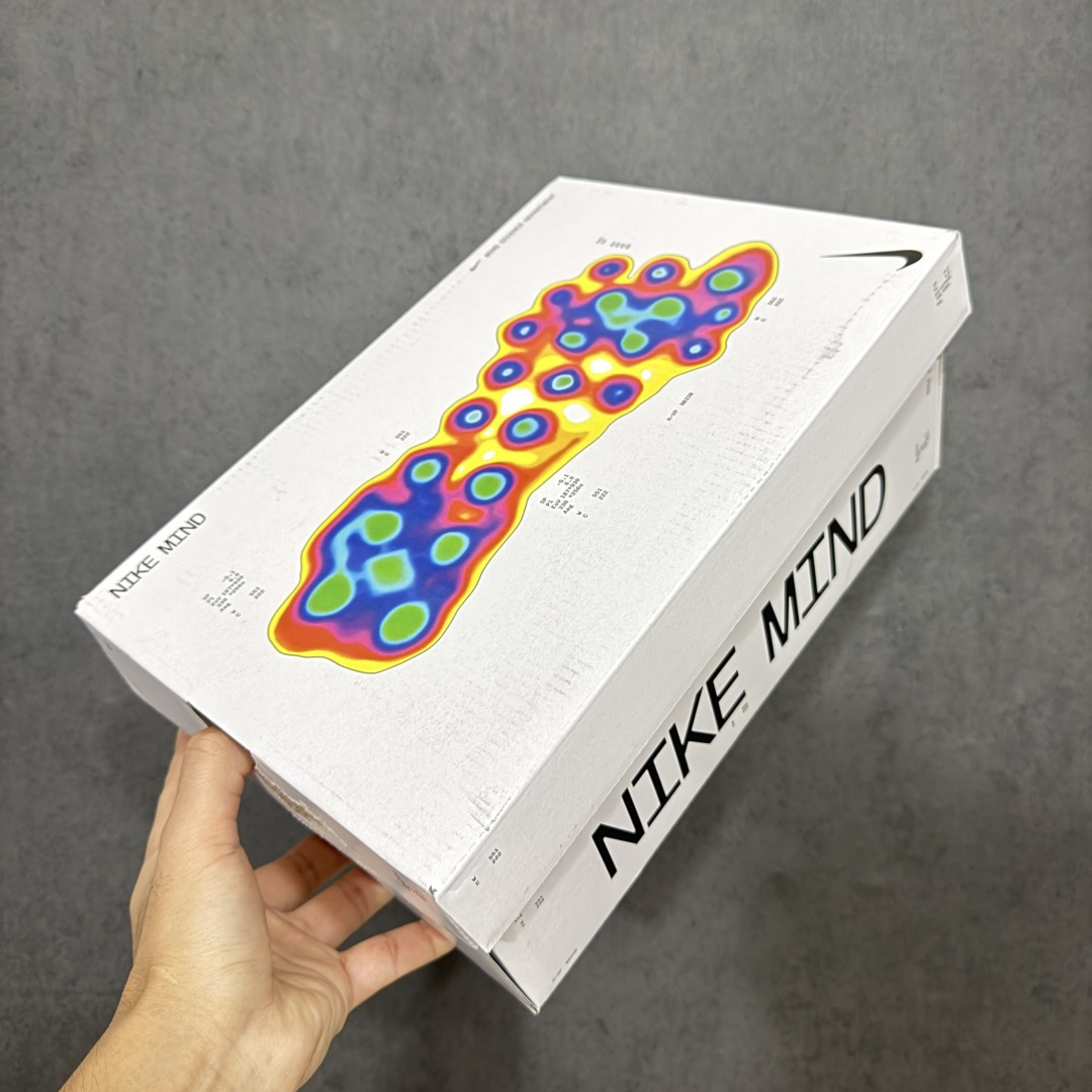 图片[12]-【渠道版】NK Mind 002 Flyknit足底按摩舒适运动休闲训练鞋 白绿 IR2176-100 全套原厂楦头原纸板数据档案 历时四个月倾力打造 原厂0937机台Flyknit飞织工艺 鞋面针织密度弹性完美同步原鞋 工艺同步公司 原厂压底模 加固按摩单元 防止颗粒松动 原装TUP鞋扣 亮黑后跟条 白色字体采用工业级丝网印刷（丝印）工艺 字体边缘锐利清晰 笔画粗细均匀 没有毛边或晕染 依旧延续Mind系列的标志性外观 采用黑色Flyknit鞋面 并用到拼接结构和外露缝线强调设计感 鞋底依旧配备22个皇家蓝独立泡棉按摩球 鞋底的FRAGMENT经典标语也同样保留其中 还在鞋舌加入了一块印有闪电章的特殊提环 来进一步表明联名身份 正常尺码 尺码：36 36.5 37.5 38 38.5 39 40 40.5 41 42 42.5 43 44 44.5 45 46.5 47.5-选品中心