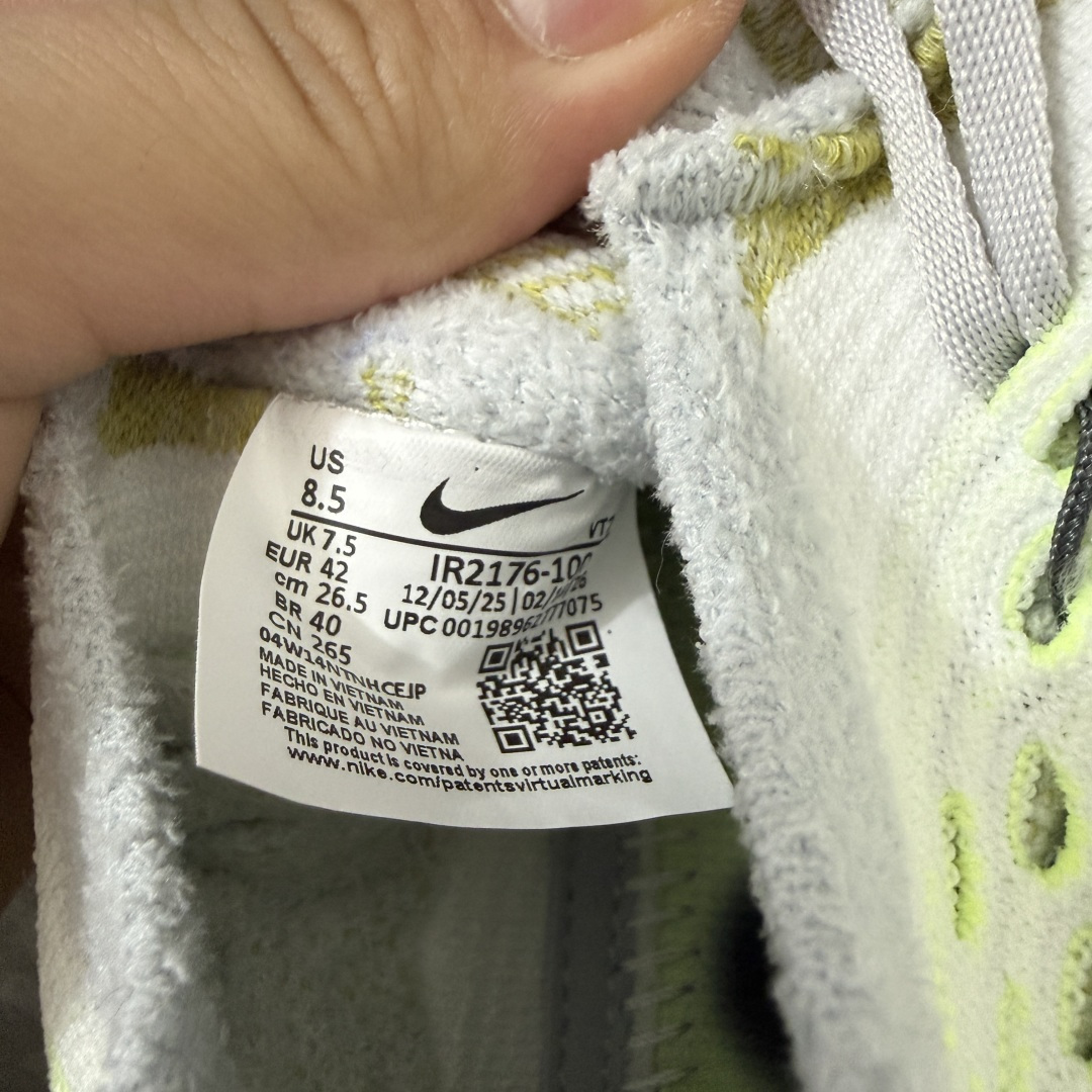 图片[7]-【渠道版】NK Mind 002 Flyknit足底按摩舒适运动休闲训练鞋 白绿 IR2176-100 全套原厂楦头原纸板数据档案 历时四个月倾力打造 原厂0937机台Flyknit飞织工艺 鞋面针织密度弹性完美同步原鞋 工艺同步公司 原厂压底模 加固按摩单元 防止颗粒松动 原装TUP鞋扣 亮黑后跟条 白色字体采用工业级丝网印刷（丝印）工艺 字体边缘锐利清晰 笔画粗细均匀 没有毛边或晕染 依旧延续Mind系列的标志性外观 采用黑色Flyknit鞋面 并用到拼接结构和外露缝线强调设计感 鞋底依旧配备22个皇家蓝独立泡棉按摩球 鞋底的FRAGMENT经典标语也同样保留其中 还在鞋舌加入了一块印有闪电章的特殊提环 来进一步表明联名身份 正常尺码 尺码：36 36.5 37.5 38 38.5 39 40 40.5 41 42 42.5 43 44 44.5 45 46.5 47.5-选品中心