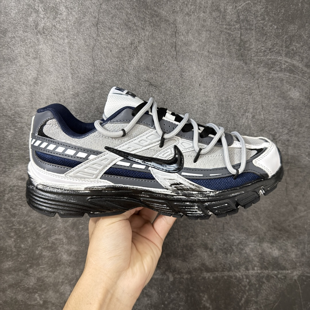 【手绘定制版】NIKE INITIATOR 创始者系列复古休闲运动舒适跑鞋 此款为人工手绘定制图案 原版基于Nike Initiator修改款 加以创意定制 完美品质做工 个性十足 原厂原档案数据开发 原盒包装 舒适有型适合日常穿着 该鞋款延续千禧年经典设计搭载泡绵中底厚实而轻盈 匠心细节巧搭立体耐克勾标志焕新演绎复古跑鞋 货号:FQ6873-101 尺码:36-45带半码-选品中心