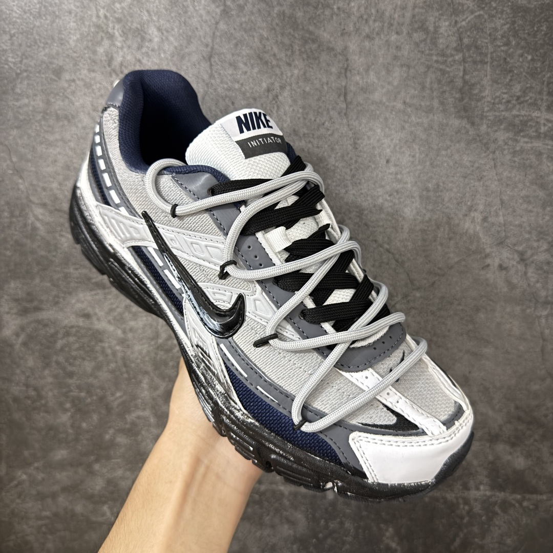 图片[3]-【手绘定制版】NIKE INITIATOR 创始者系列复古休闲运动舒适跑鞋 此款为人工手绘定制图案 原版基于Nike Initiator修改款 加以创意定制 完美品质做工 个性十足 原厂原档案数据开发 原盒包装 舒适有型适合日常穿着 该鞋款延续千禧年经典设计搭载泡绵中底厚实而轻盈 匠心细节巧搭立体耐克勾标志焕新演绎复古跑鞋 货号：FQ6873-101 尺码：36-45带半码-选品中心