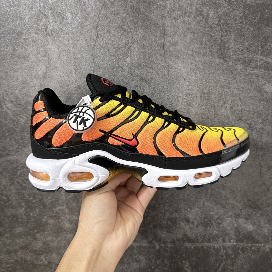 【TK纯原版】Nike Air Max Plus TN气垫系列跑鞋 DM0032-003 全新一比一高端版本 真正的市场T1品质 更多配色陆续出货 真正的用心研发 一点一点抠出来的 品质 品控细节 随便闭眼对比市场任何版本 全套原纸板楦头开发 完美呈现版型 工艺流程均与原鞋保持一致 Turned Air 中底缓震技术 鞋面弧度与大底弧度一致 鞋头正确TPU材质 鞋面高频TPU材质1.0厚度 原鞋一致层次感 超越公司货的品控标准 多道QC质检 货号: 尺码: 40.5 41 42 42.5 43 44 44.5 45 46 47.5 48.5-选品中心