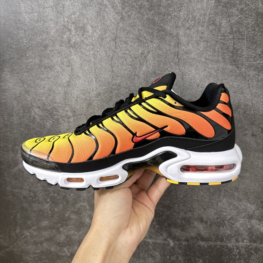 图片[2]-【TK纯原版】Nike Air Max Plus TN气垫系列跑鞋 DM0032-003 全新一比一高端版本 真正的市场T1品质 更多配色陆续出货 真正的用心研发 一点一点抠出来的 品质 品控细节 随便闭眼对比市场任何版本 全套原纸板楦头开发 完美呈现版型 工艺流程均与原鞋保持一致 Turned Air 中底缓震技术 鞋面弧度与大底弧度一致 鞋头正确TPU材质 鞋面高频TPU材质1.0厚度 原鞋一致层次感 超越公司货的品控标准 多道QC质检 货号： 尺码： 40.5 41 42 42.5 43 44 44.5 45 46 47.5 48.5-选品中心