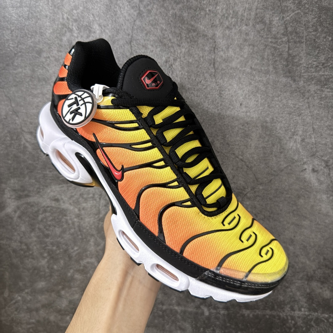 图片[3]-【TK纯原版】Nike Air Max Plus TN气垫系列跑鞋 DM0032-003 全新一比一高端版本 真正的市场T1品质 更多配色陆续出货 真正的用心研发 一点一点抠出来的 品质 品控细节 随便闭眼对比市场任何版本 全套原纸板楦头开发 完美呈现版型 工艺流程均与原鞋保持一致 Turned Air 中底缓震技术 鞋面弧度与大底弧度一致 鞋头正确TPU材质 鞋面高频TPU材质1.0厚度 原鞋一致层次感 超越公司货的品控标准 多道QC质检 货号： 尺码： 40.5 41 42 42.5 43 44 44.5 45 46 47.5 48.5-选品中心
