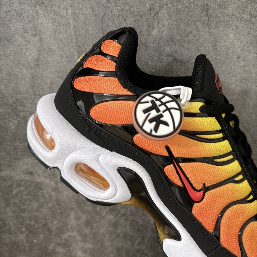 图片[7]-【TK纯原版】Nike Air Max Plus TN气垫系列跑鞋 DM0032-003 全新一比一高端版本 真正的市场T1品质 更多配色陆续出货 真正的用心研发 一点一点抠出来的 品质 品控细节 随便闭眼对比市场任何版本 全套原纸板楦头开发 完美呈现版型 工艺流程均与原鞋保持一致 Turned Air 中底缓震技术 鞋面弧度与大底弧度一致 鞋头正确TPU材质 鞋面高频TPU材质1.0厚度 原鞋一致层次感 超越公司货的品控标准 多道QC质检 货号： 尺码： 40.5 41 42 42.5 43 44 44.5 45 46 47.5 48.5-选品中心