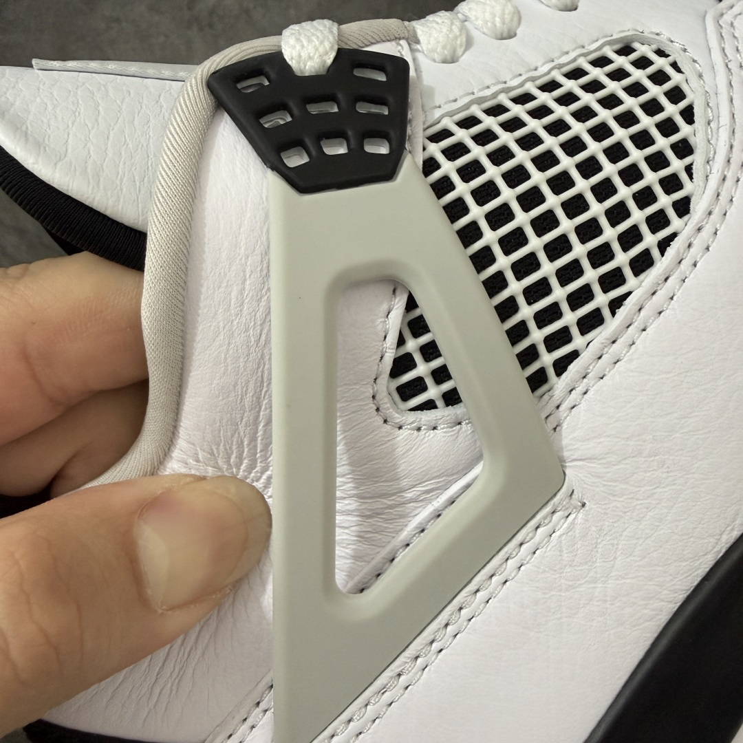 图片[4]-【OV纯原】Air Jordan AJ4 黑白灰 小白水泥 DH6927-111 全套原纸板楦头开发 原厂特供皮料加持 完美四代版型 一比一鞋头弧度高度鞋身弧度 数据细节工艺流程均保持原鞋一致 原厂TPU网格鞋带扣 原厂织唛标 原厂飞人电绣工艺 印刷中底布 四线拉帮 米色美纹纸贴合固定 进口港宝加持 后跟自然饱满 追求极致完美 每一双都是工艺品 尺码：40-47.5-选品中心