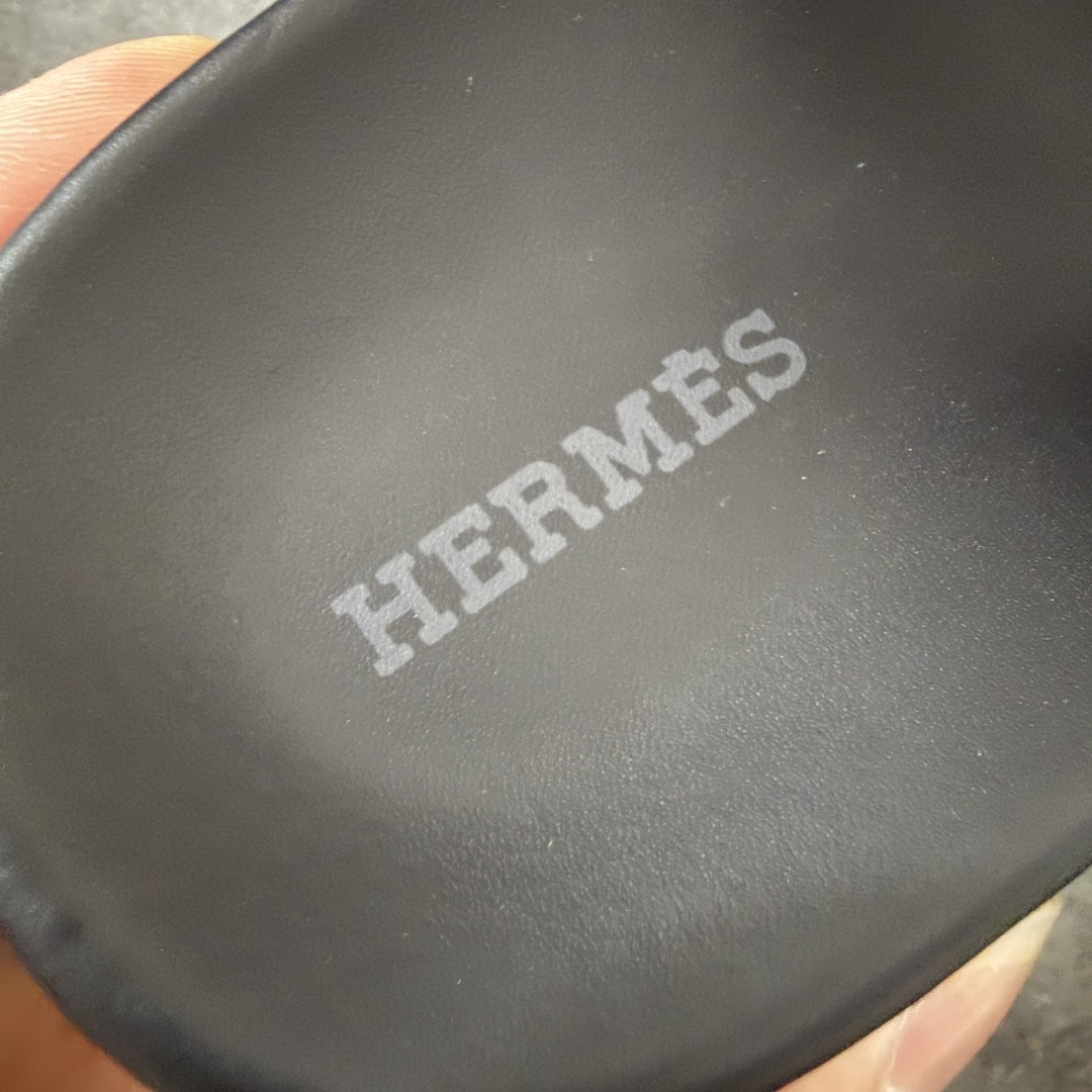 图片[4]-【佛山超A版】Hermes 二舅拖 爱马仕拖鞋 天花板顶奢版本 原版真皮面料 走线与原版一致 鞋型做工质感市场独一档 经典鞋型永不过时 不磨脚、不累足 面料： 意大利原版面料 内里： 原版牛皮 水台： 水晶羊皮包裹 鞋底： 天然tpu橡胶底 包装： 顶级专属品牌盒 尺码：35-46-选品中心