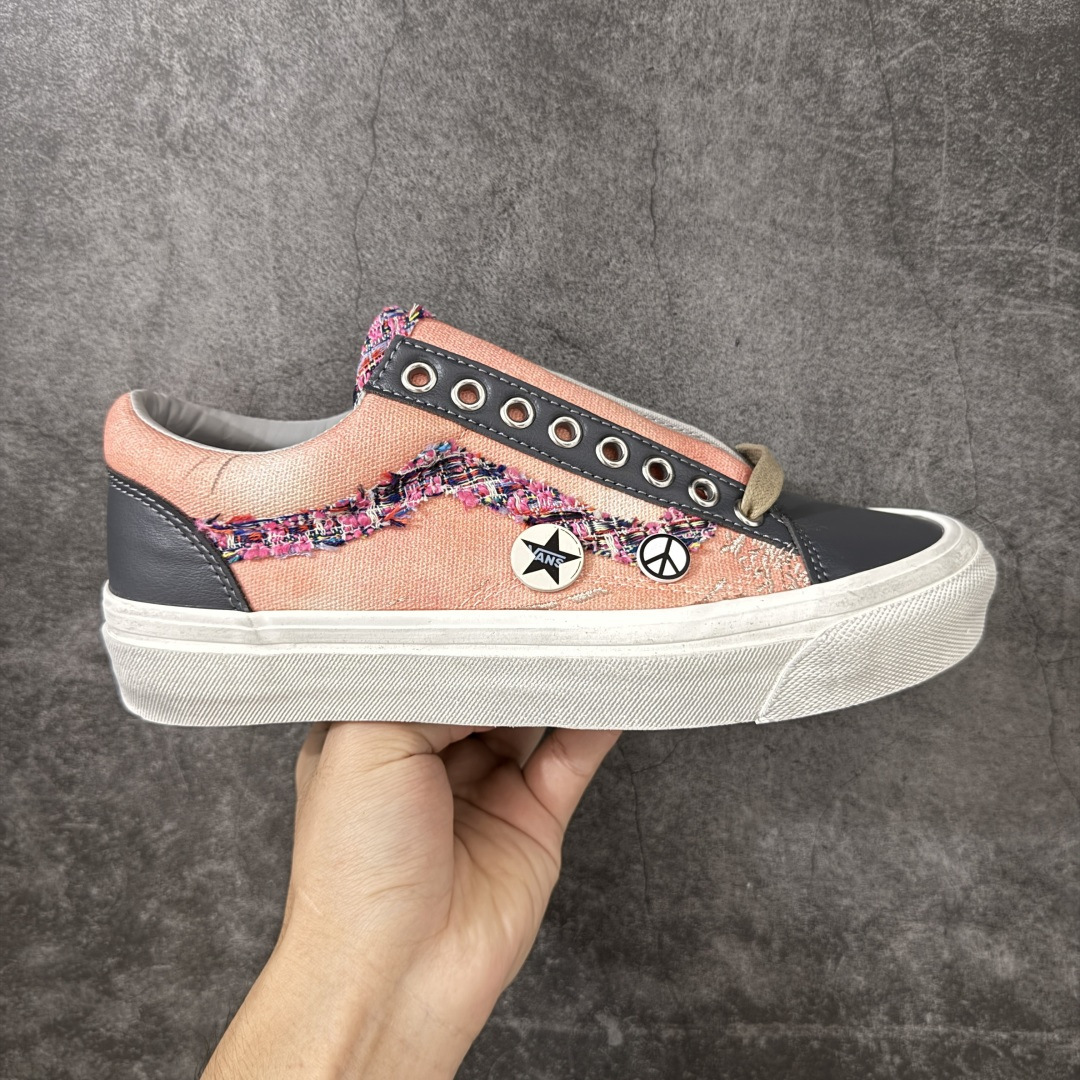【公司级】Vans Old Skool 36 LX 香奈儿联名涂鸦做旧纽扣 秋日复古贴布Vans! 鞋子的贴布设计好有个性,搭配卡其裤很有秋日氛围感哦 贴布是手工缝制的,摸起来有复古颗粒感~ 货号:VN000D9RBRG 尺码:35-44(带半码)-选品中心