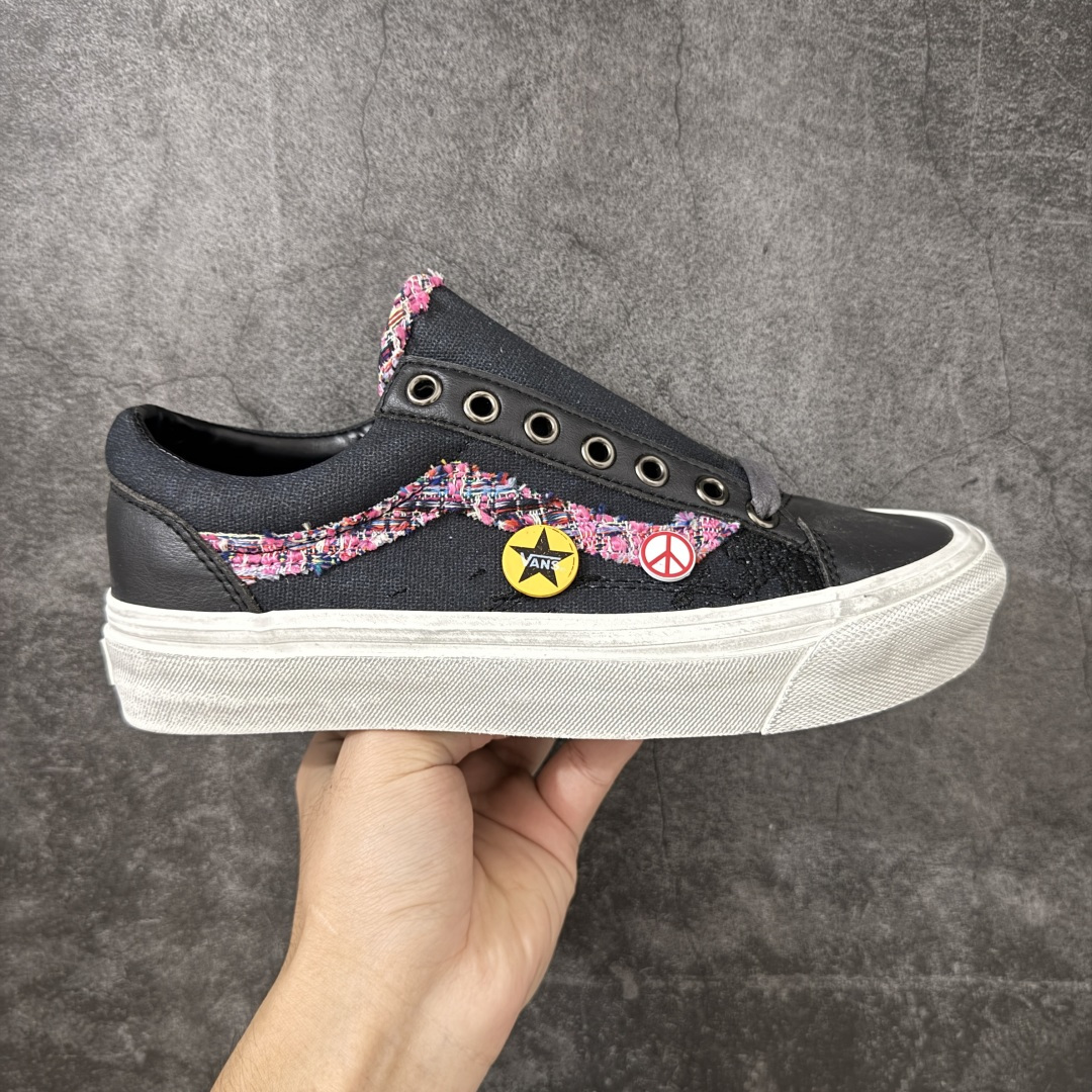 【公司级】Vans Old Skool 36 LX 香奈儿联名涂鸦做旧纽扣 秋日复古贴布Vans! 鞋子的贴布设计好有个性,搭配卡其裤很有秋日氛围感哦 贴布是手工缝制的,摸起来有复古颗粒感~ 货号:VN000D9RBRG 尺码:35-44(带半码)-选品中心