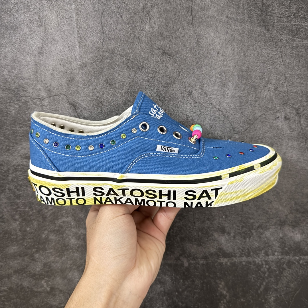 【公司级】Vans × Satoshi Nakamoto Era 95 Lucky Charms联名板鞋,是Vans与杰出华裔设计师Satoshi Nakamoto的一次精彩碰撞。 Satoshi Nakamoto以其充满趣味的创意和对街头文化的深刻理解而闻名。此次联名旨在致敬复古潮流与幸运文化,鞋款标志性的Era 95鞋型上点缀着幸运符元素,承载了传递美好祝福的设计理念。它将经典的舒适板鞋造型与独特的设计巧思相结合,彰显了街头潮流的多元。 货号: VN000EFEBLK 尺码:35 36 36.5 37 38 38.5 39 40 40.5 41 42 42.5 43 44 45-选品中心