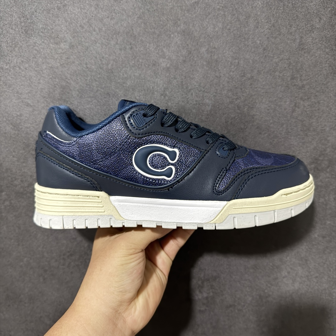 【莞产版本】Coach寇驰复古C标轻奢拼接休闲低帮鞋 溯源美式轻奢设计美学,将品牌标志性元素融入经典板鞋轮廓。 摒弃浮夸堆砌,以考究面料、利落版型打造一双兼顾格调与实穿性的日常鞋履。 行走间流露低调质感,轻松驾驭通勤、 标志性C形徽章,品牌辨识度拉满,上脚尽显品味。 尺码:40-45-选品中心