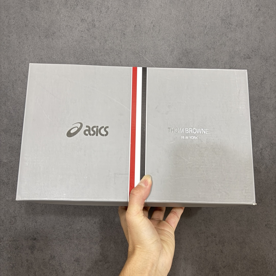 图片[14]-【Zok版本】TB x Kayano 14 联名 ASICS x Thom Browne x GEL-KAYANO 14 亚瑟士系列复古舒适织物合成革减震防滑耐磨低帮休闲跑步鞋 私人订单 顶级版本 原版采购1比1开发 配件齐 原装纸板楦头 独家私模五层组合大底 原厂定制缓震硅胶加持 原盒原配 官方四联吊牌 一比一同步原鞋工艺和用料 鞋面原厂“三明治”多层网布 区别其他同价版本 鞋垫采用原厂OrthoLite欧索莱材质 非普通海玻璃鞋垫 后跟一样采用了GEL缓震胶 整体系列设计非常的科技感 锻炼跑步的同时让你一样时尚百搭 尺码：36 37 37.5 38 39 39.5 40 40.5 41.5 42 42.5 43.5 44 44.5 45 46.5 47-选品中心