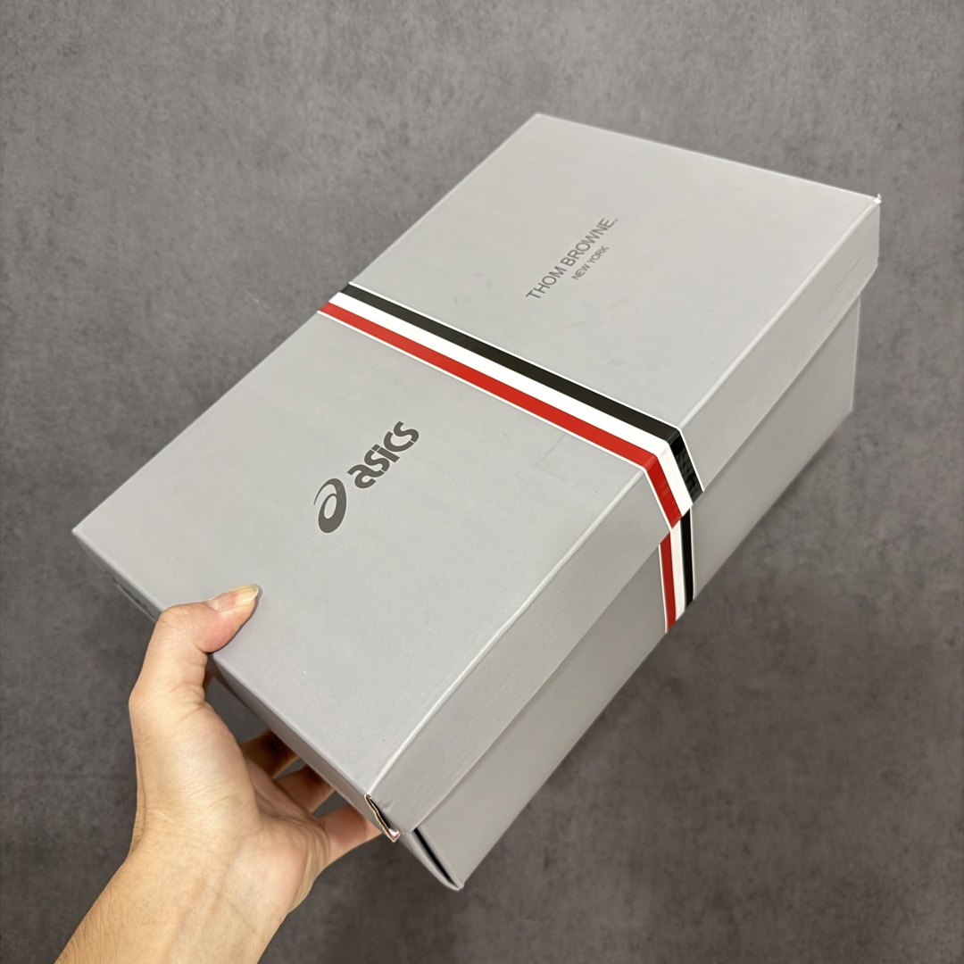图片[16]-【Zok版本】TB x Kayano 14 联名 ASICS x Thom Browne x GEL-KAYANO 14 亚瑟士系列复古舒适织物合成革减震防滑耐磨低帮休闲跑步鞋 私人订单 顶级版本 原版采购1比1开发 配件齐 原装纸板楦头 独家私模五层组合大底 原厂定制缓震硅胶加持 原盒原配 官方四联吊牌 一比一同步原鞋工艺和用料 鞋面原厂“三明治”多层网布 区别其他同价版本 鞋垫采用原厂OrthoLite欧索莱材质 非普通海玻璃鞋垫 后跟一样采用了GEL缓震胶 整体系列设计非常的科技感 锻炼跑步的同时让你一样时尚百搭 尺码：36 37 37.5 38 39 39.5 40 40.5 41.5 42 42.5 43.5 44 44.5 45 46.5 47-选品中心