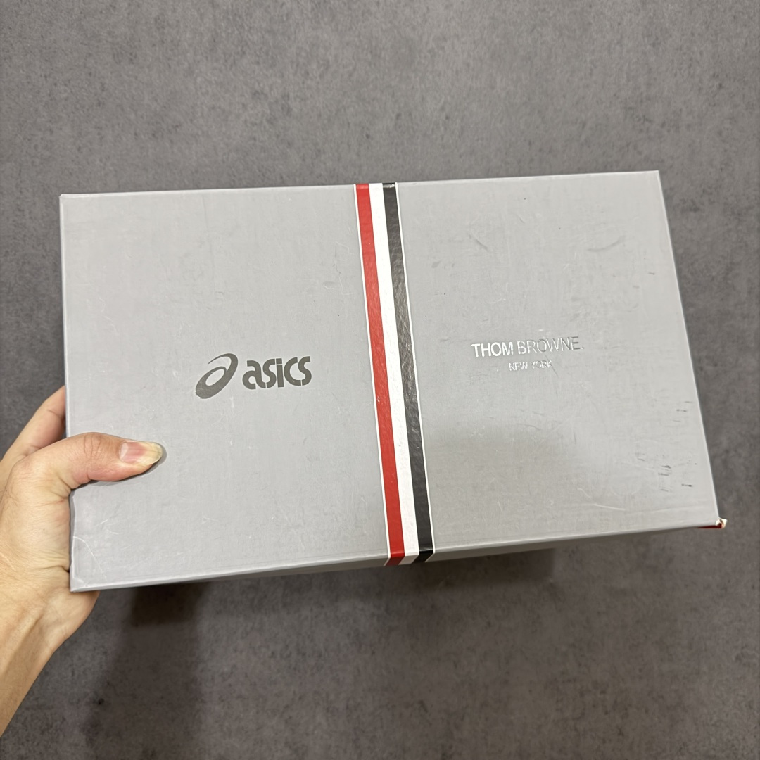 图片[16]-【Zok版本】TB x Kayano 14 联名 ASICS x Thom Browne x GEL-KAYANO 14 亚瑟士系列复古舒适织物合成革减震防滑耐磨低帮休闲跑步鞋 私人订单 顶级版本 原版采购1比1开发 配件齐 原装纸板楦头 独家私模五层组合大底 原厂定制缓震硅胶加持 原盒原配 官方四联吊牌 一比一同步原鞋工艺和用料 鞋面原厂“三明治”多层网布 区别其他同价版本 鞋垫采用原厂OrthoLite欧索莱材质 非普通海玻璃鞋垫 后跟一样采用了GEL缓震胶 整体系列设计非常的科技感 锻炼跑步的同时让你一样时尚百搭 尺码：36 37 37.5 38 39 39.5 40 40.5 41.5 42 42.5 43.5 44 44.5 45 46.5 47-选品中心