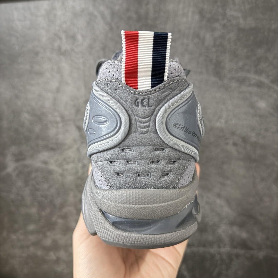 图片[4]-【Zok版本】TB x Kayano 14 联名 ASICS x Thom Browne x GEL-KAYANO 14 亚瑟士系列复古舒适织物合成革减震防滑耐磨低帮休闲跑步鞋 私人订单 顶级版本 原版采购1比1开发 配件齐 原装纸板楦头 独家私模五层组合大底 原厂定制缓震硅胶加持 原盒原配 官方四联吊牌 一比一同步原鞋工艺和用料 鞋面原厂“三明治”多层网布 区别其他同价版本 鞋垫采用原厂OrthoLite欧索莱材质 非普通海玻璃鞋垫 后跟一样采用了GEL缓震胶 整体系列设计非常的科技感 锻炼跑步的同时让你一样时尚百搭 尺码：36 37 37.5 38 39 39.5 40 40.5 41.5 42 42.5 43.5 44 44.5 45 46.5 47-选品中心