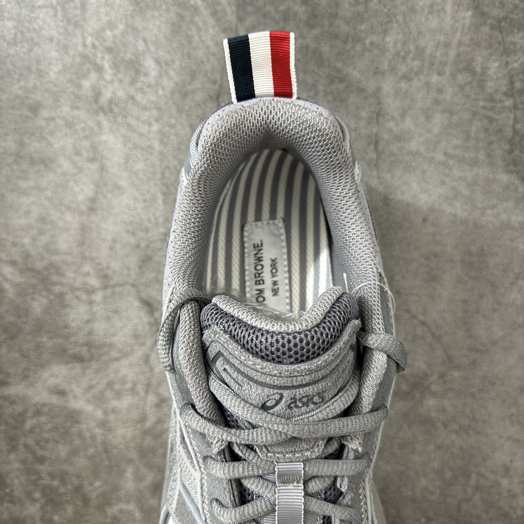 图片[8]-【Zok版本】TB x Kayano 14 联名 ASICS x Thom Browne x GEL-KAYANO 14 亚瑟士系列复古舒适织物合成革减震防滑耐磨低帮休闲跑步鞋 私人订单 顶级版本 原版采购1比1开发 配件齐 原装纸板楦头 独家私模五层组合大底 原厂定制缓震硅胶加持 原盒原配 官方四联吊牌 一比一同步原鞋工艺和用料 鞋面原厂“三明治”多层网布 区别其他同价版本 鞋垫采用原厂OrthoLite欧索莱材质 非普通海玻璃鞋垫 后跟一样采用了GEL缓震胶 整体系列设计非常的科技感 锻炼跑步的同时让你一样时尚百搭 尺码：36 37 37.5 38 39 39.5 40 40.5 41.5 42 42.5 43.5 44 44.5 45 46.5 47-选品中心