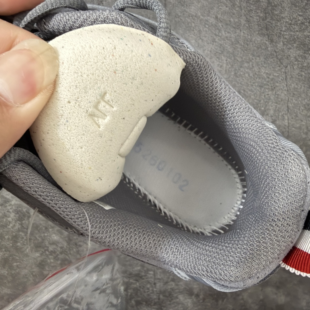 图片[10]-【Zok版本】TB x Kayano 14 联名 ASICS x Thom Browne x GEL-KAYANO 14 亚瑟士系列复古舒适织物合成革减震防滑耐磨低帮休闲跑步鞋 私人订单 顶级版本 原版采购1比1开发 配件齐 原装纸板楦头 独家私模五层组合大底 原厂定制缓震硅胶加持 原盒原配 官方四联吊牌 一比一同步原鞋工艺和用料 鞋面原厂“三明治”多层网布 区别其他同价版本 鞋垫采用原厂OrthoLite欧索莱材质 非普通海玻璃鞋垫 后跟一样采用了GEL缓震胶 整体系列设计非常的科技感 锻炼跑步的同时让你一样时尚百搭 尺码：36 37 37.5 38 39 39.5 40 40.5 41.5 42 42.5 43.5 44 44.5 45 46.5 47-选品中心