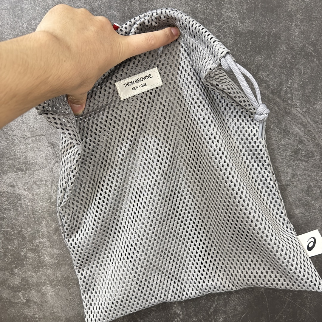 图片[12]-【Zok版本】TB x Kayano 14 联名 ASICS x Thom Browne x GEL-KAYANO 14 亚瑟士系列复古舒适织物合成革减震防滑耐磨低帮休闲跑步鞋 私人订单 顶级版本 原版采购1比1开发 配件齐 原装纸板楦头 独家私模五层组合大底 原厂定制缓震硅胶加持 原盒原配 官方四联吊牌 一比一同步原鞋工艺和用料 鞋面原厂“三明治”多层网布 区别其他同价版本 鞋垫采用原厂OrthoLite欧索莱材质 非普通海玻璃鞋垫 后跟一样采用了GEL缓震胶 整体系列设计非常的科技感 锻炼跑步的同时让你一样时尚百搭 尺码：36 37 37.5 38 39 39.5 40 40.5 41.5 42 42.5 43.5 44 44.5 45 46.5 47-选品中心
