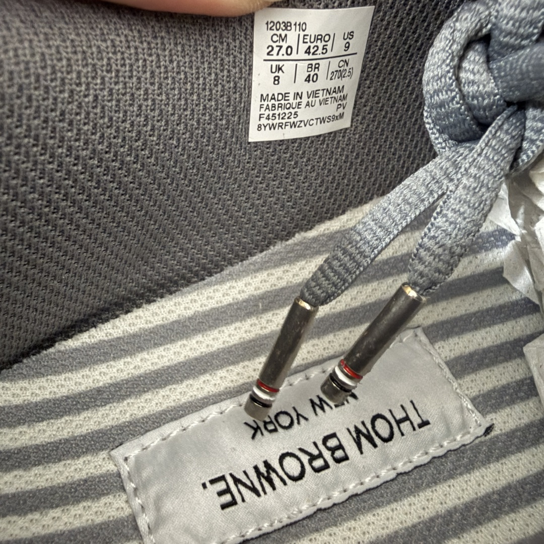图片[9]-【Zok版本】TB x Kayano 14 联名 ASICS x Thom Browne x GEL-KAYANO 14 亚瑟士系列复古舒适织物合成革减震防滑耐磨低帮休闲跑步鞋 私人订单 顶级版本 原版采购1比1开发 配件齐 原装纸板楦头 独家私模五层组合大底 原厂定制缓震硅胶加持 原盒原配 官方四联吊牌 一比一同步原鞋工艺和用料 鞋面原厂“三明治”多层网布 区别其他同价版本 鞋垫采用原厂OrthoLite欧索莱材质 非普通海玻璃鞋垫 后跟一样采用了GEL缓震胶 整体系列设计非常的科技感 锻炼跑步的同时让你一样时尚百搭 尺码：36 37 37.5 38 39 39.5 40 40.5 41.5 42 42.5 43.5 44 44.5 45 46.5 47-选品中心