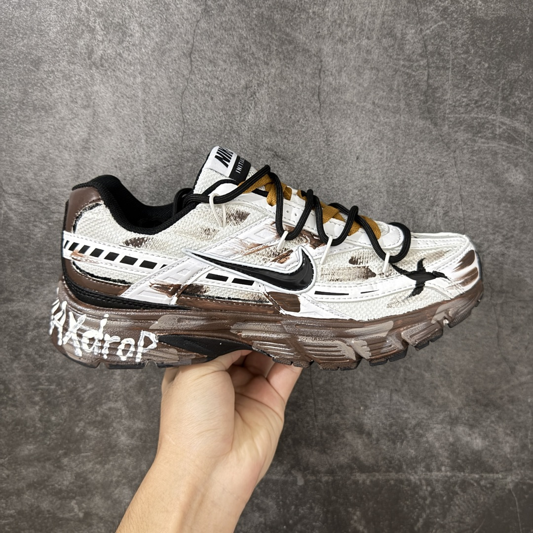【手绘定制版】NIKE INITIATOR 创始者系列复古休闲运动舒适跑鞋 此款为人工手绘定制图案 原版基于Nike Initiator修改款 加以创意定制 完美品质做工 个性十足 原厂原档案数据开发 原盒包装 舒适有型适合日常穿着 该鞋款延续千禧年经典设计搭载泡绵中底厚实而轻盈 匠心细节巧搭立体耐克勾标志焕新演绎复古跑鞋 货号:394055-001 尺码:36-45带半码-选品中心
