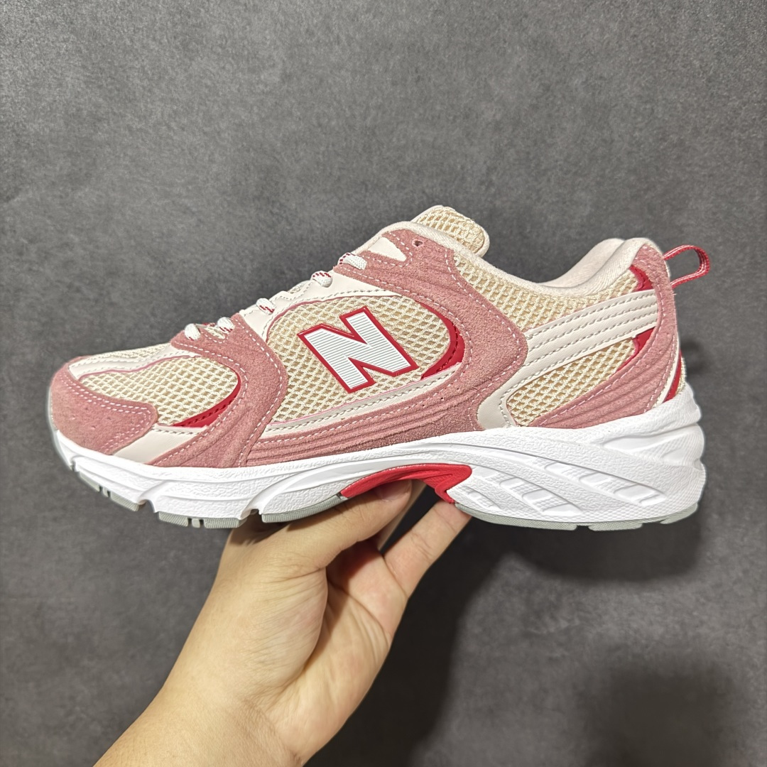 图片[2]-【公司级】New Balance NB530 新百伦复古透气跑步鞋 抛弃过往以皮革为主的人气轮廓 以极具复古风范的跑鞋外观呈现 设计上全鞋以简约清爽的纯白色作基底 鞋身覆盖大面积织物网眼材质 并于鞋头、鞋带孔眼片等细节处点缀对比鲜明的反光银镀层凸显 鞋舌、侧身等位置则辅以一贯的「N」字标志和品牌徽标彰显身份 最后通过搭载的 ABZORB 缓震中底完善整体造型 货号：U5304GM 尺码：36 36.5 37.5 38 38.5 39 40 40.5 41-选品中心