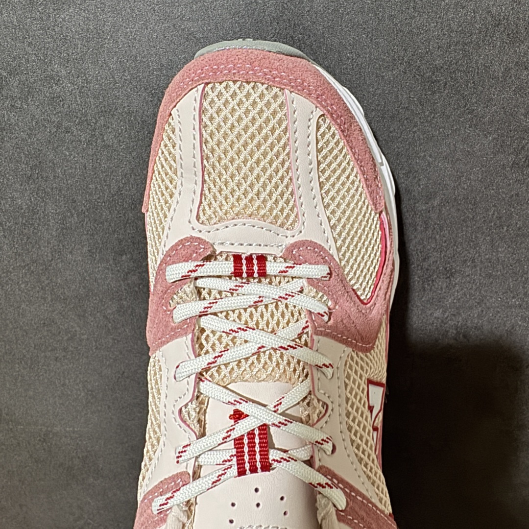 图片[5]-【公司级】New Balance NB530 新百伦复古透气跑步鞋 抛弃过往以皮革为主的人气轮廓 以极具复古风范的跑鞋外观呈现 设计上全鞋以简约清爽的纯白色作基底 鞋身覆盖大面积织物网眼材质 并于鞋头、鞋带孔眼片等细节处点缀对比鲜明的反光银镀层凸显 鞋舌、侧身等位置则辅以一贯的「N」字标志和品牌徽标彰显身份 最后通过搭载的 ABZORB 缓震中底完善整体造型 货号：U5304GM 尺码：36 36.5 37.5 38 38.5 39 40 40.5 41-选品中心