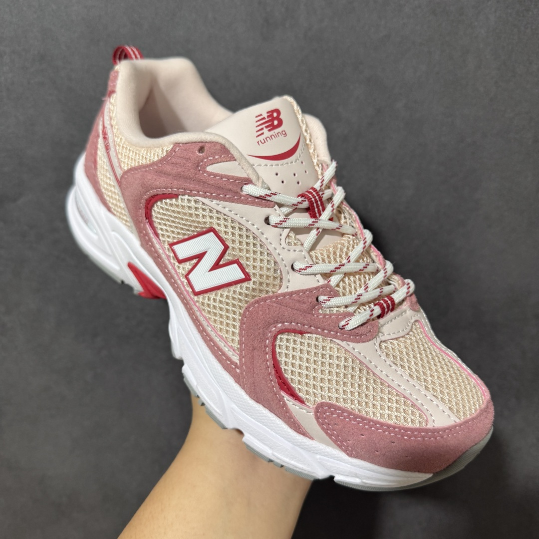 图片[3]-【公司级】New Balance NB530 新百伦复古透气跑步鞋 抛弃过往以皮革为主的人气轮廓 以极具复古风范的跑鞋外观呈现 设计上全鞋以简约清爽的纯白色作基底 鞋身覆盖大面积织物网眼材质 并于鞋头、鞋带孔眼片等细节处点缀对比鲜明的反光银镀层凸显 鞋舌、侧身等位置则辅以一贯的「N」字标志和品牌徽标彰显身份 最后通过搭载的 ABZORB 缓震中底完善整体造型 货号：U5304GM 尺码：36 36.5 37.5 38 38.5 39 40 40.5 41-选品中心