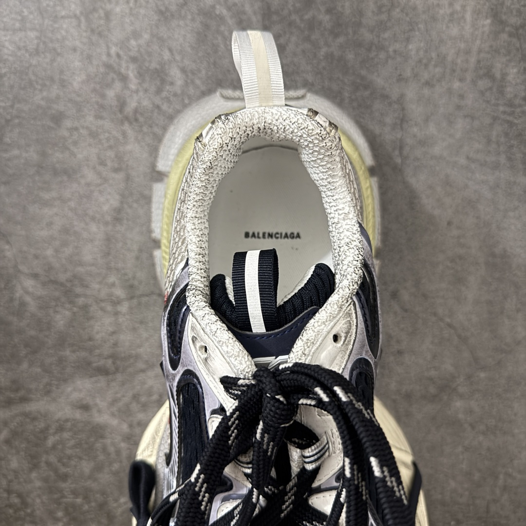 图片[8]-【X版纯原】BALENCIAGA 3XL Sneakers 巴黎世家十代网布系带低帮走秀复古老爹鞋 全新版本 全新顶端品质 全套原纸板楦头开发 最原汁原味的灵魂版型 全鞋荧光划线卡点 胶水把控整洁度追求极致完美 每一双都是工艺品 多重QC质检 超越公司货的品控标准 实实在在的免检产品 原盒原配 正确字体电绣 粗细、位置、大小正确 侧边TPU 透气孔匹配意产原版 正确分离大底 TPU软底 原版一致大底LOGO 立体感十足 原厂皮料水洗做旧 采购原厂网纱 不含皮革 网布材料和聚氨酯 磨损效果 鞋头边缘和后帮 Balenciaga 徽标 鞋面和后跟凸印尺码 鞋舌 3XL 橡胶品牌标识和反光细节 鞋帮拉袢和鞋舌拉祥 配反光细节 备用鞋带在鞋履前侧 可在穿着前取下 便于不同造型搭配 正常尺码 尺码：35 36 37 38 39 40 41 42 43 44 45 46-选品中心