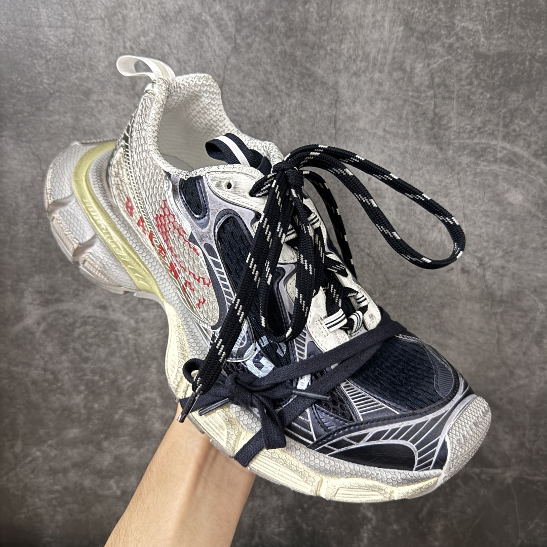 图片[3]-【X版纯原】BALENCIAGA 3XL Sneakers 巴黎世家十代网布系带低帮走秀复古老爹鞋 全新版本 全新顶端品质 全套原纸板楦头开发 最原汁原味的灵魂版型 全鞋荧光划线卡点 胶水把控整洁度追求极致完美 每一双都是工艺品 多重QC质检 超越公司货的品控标准 实实在在的免检产品 原盒原配 正确字体电绣 粗细、位置、大小正确 侧边TPU 透气孔匹配意产原版 正确分离大底 TPU软底 原版一致大底LOGO 立体感十足 原厂皮料水洗做旧 采购原厂网纱 不含皮革 网布材料和聚氨酯 磨损效果 鞋头边缘和后帮 Balenciaga 徽标 鞋面和后跟凸印尺码 鞋舌 3XL 橡胶品牌标识和反光细节 鞋帮拉袢和鞋舌拉祥 配反光细节 备用鞋带在鞋履前侧 可在穿着前取下 便于不同造型搭配 正常尺码 尺码：35 36 37 38 39 40 41 42 43 44 45 46-选品中心