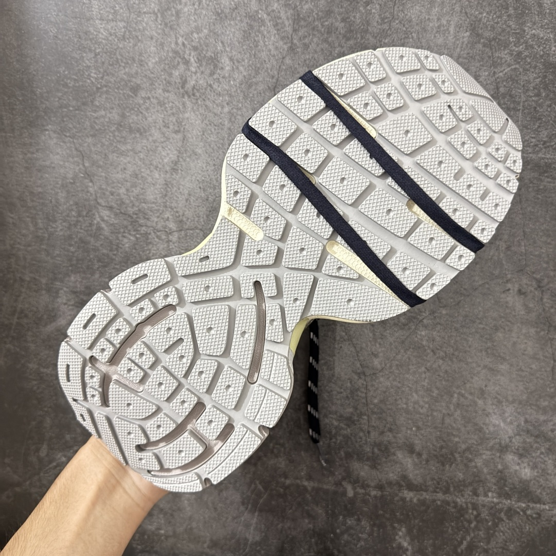 图片[9]-【X版纯原】BALENCIAGA 3XL Sneakers 巴黎世家十代网布系带低帮走秀复古老爹鞋 全新版本 全新顶端品质 全套原纸板楦头开发 最原汁原味的灵魂版型 全鞋荧光划线卡点 胶水把控整洁度追求极致完美 每一双都是工艺品 多重QC质检 超越公司货的品控标准 实实在在的免检产品 原盒原配 正确字体电绣 粗细、位置、大小正确 侧边TPU 透气孔匹配意产原版 正确分离大底 TPU软底 原版一致大底LOGO 立体感十足 原厂皮料水洗做旧 采购原厂网纱 不含皮革 网布材料和聚氨酯 磨损效果 鞋头边缘和后帮 Balenciaga 徽标 鞋面和后跟凸印尺码 鞋舌 3XL 橡胶品牌标识和反光细节 鞋帮拉袢和鞋舌拉祥 配反光细节 备用鞋带在鞋履前侧 可在穿着前取下 便于不同造型搭配 正常尺码 尺码：35 36 37 38 39 40 41 42 43 44 45 46-选品中心
