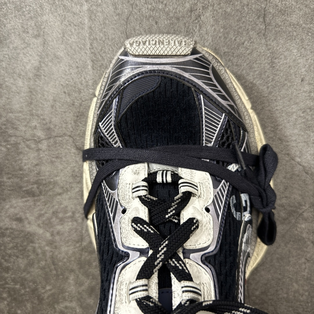 图片[5]-【X版纯原】BALENCIAGA 3XL Sneakers 巴黎世家十代网布系带低帮走秀复古老爹鞋 全新版本 全新顶端品质 全套原纸板楦头开发 最原汁原味的灵魂版型 全鞋荧光划线卡点 胶水把控整洁度追求极致完美 每一双都是工艺品 多重QC质检 超越公司货的品控标准 实实在在的免检产品 原盒原配 正确字体电绣 粗细、位置、大小正确 侧边TPU 透气孔匹配意产原版 正确分离大底 TPU软底 原版一致大底LOGO 立体感十足 原厂皮料水洗做旧 采购原厂网纱 不含皮革 网布材料和聚氨酯 磨损效果 鞋头边缘和后帮 Balenciaga 徽标 鞋面和后跟凸印尺码 鞋舌 3XL 橡胶品牌标识和反光细节 鞋帮拉袢和鞋舌拉祥 配反光细节 备用鞋带在鞋履前侧 可在穿着前取下 便于不同造型搭配 正常尺码 尺码：35 36 37 38 39 40 41 42 43 44 45 46-选品中心