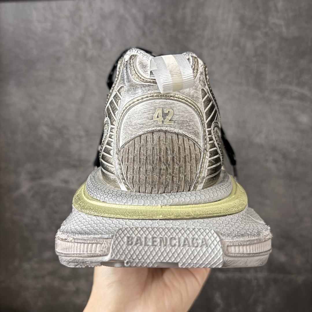 图片[4]-【X版纯原】BALENCIAGA 3XL Sneakers 巴黎世家十代网布系带低帮走秀复古老爹鞋 全新版本 全新顶端品质 全套原纸板楦头开发 最原汁原味的灵魂版型 全鞋荧光划线卡点 胶水把控整洁度追求极致完美 每一双都是工艺品 多重QC质检 超越公司货的品控标准 实实在在的免检产品 原盒原配 正确字体电绣 粗细、位置、大小正确 侧边TPU 透气孔匹配意产原版 正确分离大底 TPU软底 原版一致大底LOGO 立体感十足 原厂皮料水洗做旧 采购原厂网纱 不含皮革 网布材料和聚氨酯 磨损效果 鞋头边缘和后帮 Balenciaga 徽标 鞋面和后跟凸印尺码 鞋舌 3XL 橡胶品牌标识和反光细节 鞋帮拉袢和鞋舌拉祥 配反光细节 备用鞋带在鞋履前侧 可在穿着前取下 便于不同造型搭配 正常尺码 尺码：35 36 37 38 39 40 41 42 43 44 45 46-选品中心