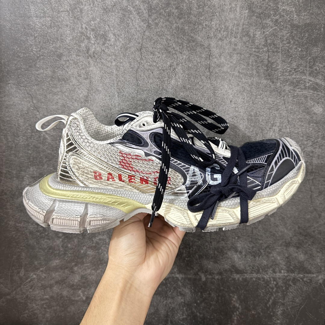【X版纯原】BALENCIAGA 3XL Sneakers 巴黎世家十代网布系带低帮走秀复古老爹鞋 全新版本 全新顶端品质 全套原纸板楦头开发 最原汁原味的灵魂版型 全鞋荧光划线卡点 胶水把控整洁度追求极致完美 每一双都是工艺品 多重QC质检 超越公司货的品控标准 实实在在的免检产品 原盒原配 正确字体电绣 粗细、位置、大小正确 侧边TPU 透气孔匹配意产原版 正确分离大底 TPU软底 原版一致大底LOGO 立体感十足 原厂皮料水洗做旧 采购原厂网纱 不含皮革 网布材料和聚氨酯 磨损效果 鞋头边缘和后帮 Balenciaga 徽标 鞋面和后跟凸印尺码 鞋舌 3XL 橡胶品牌标识和反光细节 鞋帮拉袢和鞋舌拉祥 配反光细节 备用鞋带在鞋履前侧 可在穿着前取下 便于不同造型搭配 正常尺码 尺码：35 36 37 38 39 40 41 42 43 44 45 46-选品中心