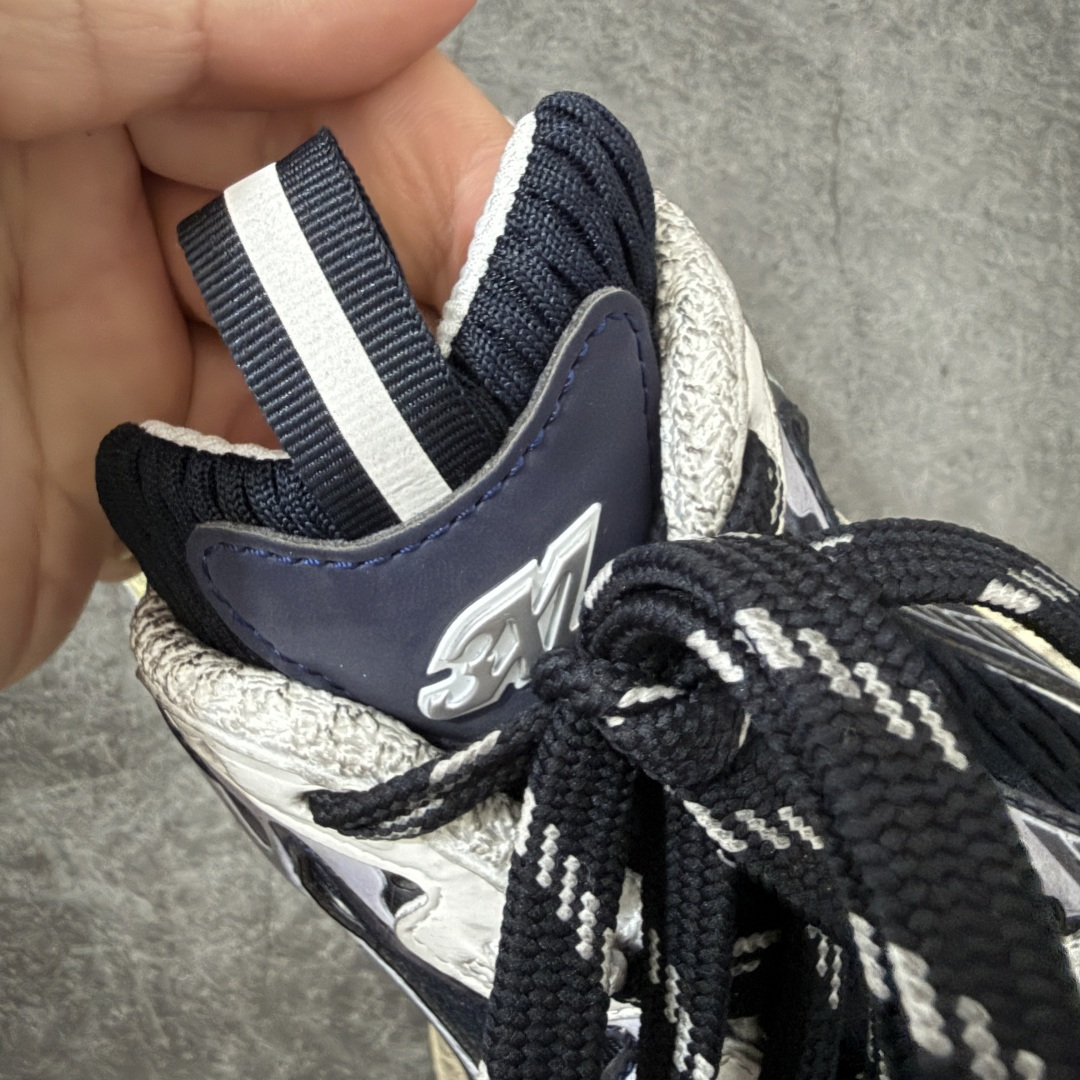 图片[6]-【X版纯原】BALENCIAGA 3XL Sneakers 巴黎世家十代网布系带低帮走秀复古老爹鞋 全新版本 全新顶端品质 全套原纸板楦头开发 最原汁原味的灵魂版型 全鞋荧光划线卡点 胶水把控整洁度追求极致完美 每一双都是工艺品 多重QC质检 超越公司货的品控标准 实实在在的免检产品 原盒原配 正确字体电绣 粗细、位置、大小正确 侧边TPU 透气孔匹配意产原版 正确分离大底 TPU软底 原版一致大底LOGO 立体感十足 原厂皮料水洗做旧 采购原厂网纱 不含皮革 网布材料和聚氨酯 磨损效果 鞋头边缘和后帮 Balenciaga 徽标 鞋面和后跟凸印尺码 鞋舌 3XL 橡胶品牌标识和反光细节 鞋帮拉袢和鞋舌拉祥 配反光细节 备用鞋带在鞋履前侧 可在穿着前取下 便于不同造型搭配 正常尺码 尺码：35 36 37 38 39 40 41 42 43 44 45 46-选品中心