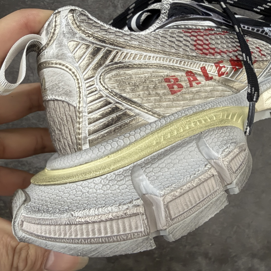 图片[3]-【X版纯原】BALENCIAGA 3XL Sneakers 巴黎世家十代网布系带低帮走秀复古老爹鞋 全新版本 全新顶端品质 全套原纸板楦头开发 最原汁原味的灵魂版型 全鞋荧光划线卡点 胶水把控整洁度追求极致完美 每一双都是工艺品 多重QC质检 超越公司货的品控标准 实实在在的免检产品 原盒原配 正确字体电绣 粗细、位置、大小正确 侧边TPU 透气孔匹配意产原版 正确分离大底 TPU软底 原版一致大底LOGO 立体感十足 原厂皮料水洗做旧 采购原厂网纱 不含皮革 网布材料和聚氨酯 磨损效果 鞋头边缘和后帮 Balenciaga 徽标 鞋面和后跟凸印尺码 鞋舌 3XL 橡胶品牌标识和反光细节 鞋帮拉袢和鞋舌拉祥 配反光细节 备用鞋带在鞋履前侧 可在穿着前取下 便于不同造型搭配 正常尺码 尺码：35 36 37 38 39 40 41 42 43 44 45 46-选品中心