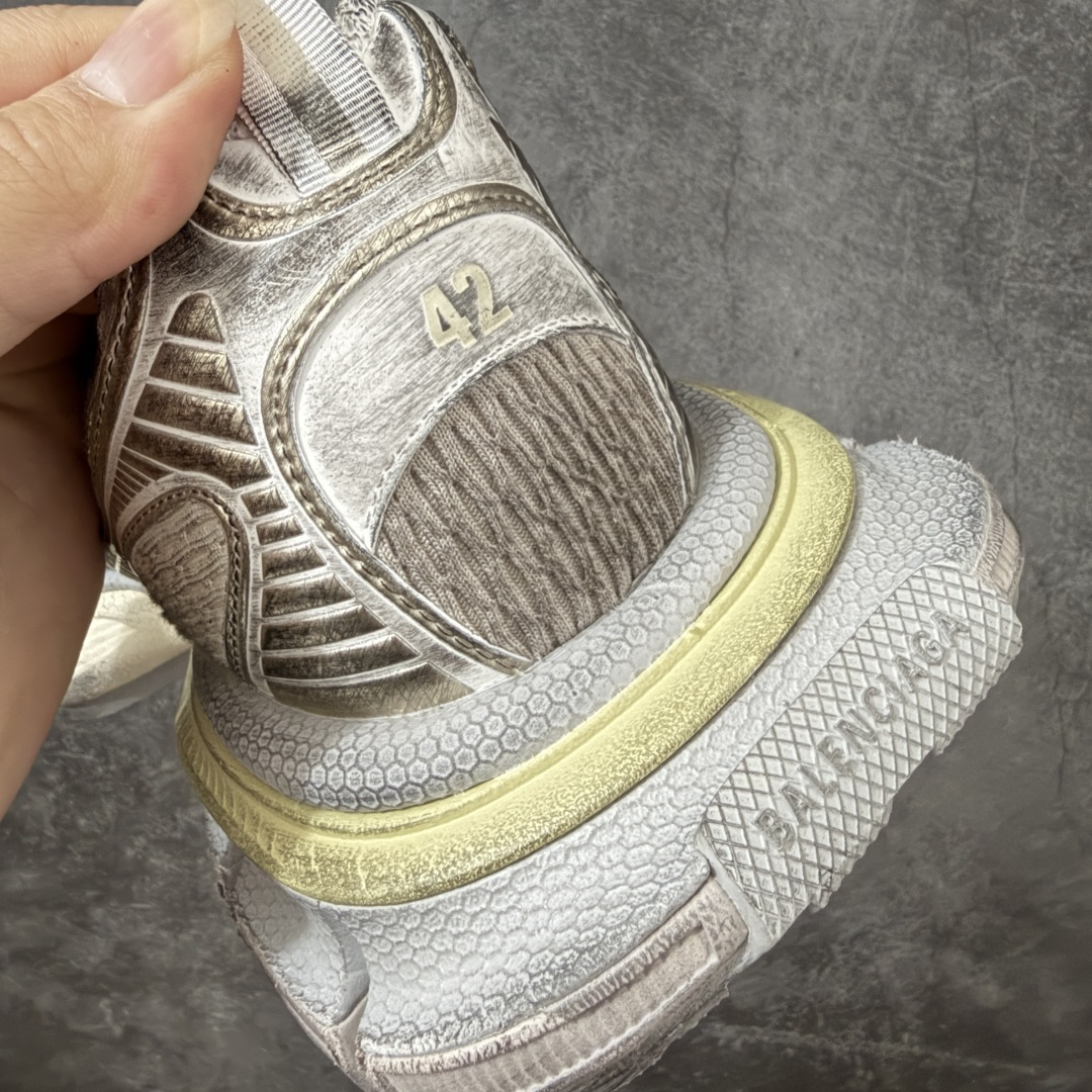 图片[2]-【X版纯原】BALENCIAGA 3XL Sneakers 巴黎世家十代网布系带低帮走秀复古老爹鞋 全新版本 全新顶端品质 全套原纸板楦头开发 最原汁原味的灵魂版型 全鞋荧光划线卡点 胶水把控整洁度追求极致完美 每一双都是工艺品 多重QC质检 超越公司货的品控标准 实实在在的免检产品 原盒原配 正确字体电绣 粗细、位置、大小正确 侧边TPU 透气孔匹配意产原版 正确分离大底 TPU软底 原版一致大底LOGO 立体感十足 原厂皮料水洗做旧 采购原厂网纱 不含皮革 网布材料和聚氨酯 磨损效果 鞋头边缘和后帮 Balenciaga 徽标 鞋面和后跟凸印尺码 鞋舌 3XL 橡胶品牌标识和反光细节 鞋帮拉袢和鞋舌拉祥 配反光细节 备用鞋带在鞋履前侧 可在穿着前取下 便于不同造型搭配 正常尺码 尺码：35 36 37 38 39 40 41 42 43 44 45 46-选品中心