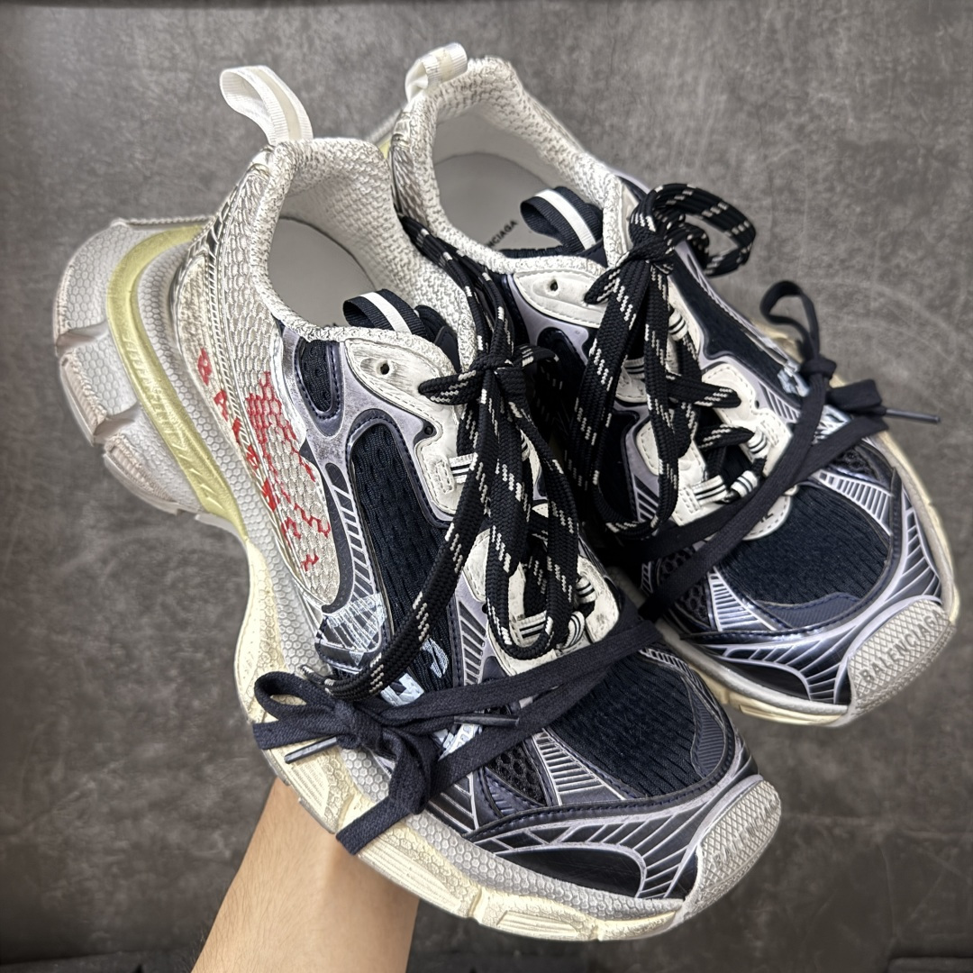 【X版纯原】BALENCIAGA 3XL Sneakers 巴黎世家十代网布系带低帮走秀复古老爹鞋 全新版本 全新顶端品质 全套原纸板楦头开发 最原汁原味的灵魂版型 全鞋荧光划线卡点 胶水把控整洁度追求极致完美 每一双都是工艺品 多重QC质检 超越公司货的品控标准 实实在在的免检产品 原盒原配 正确字体电绣 粗细、位置、大小正确 侧边TPU 透气孔匹配意产原版 正确分离大底 TPU软底 原版一致大底LOGO 立体感十足 原厂皮料水洗做旧 采购原厂网纱 不含皮革 网布材料和聚氨酯 磨损效果 鞋头边缘和后帮 Balenciaga 徽标 鞋面和后跟凸印尺码 鞋舌 3XL 橡胶品牌标识和反光细节 鞋帮拉袢和鞋舌拉祥 配反光细节 备用鞋带在鞋履前侧 可在穿着前取下 便于不同造型搭配 正常尺码 尺码：35 36 37 38 39 40 41 42 43 44 45 46-选品中心