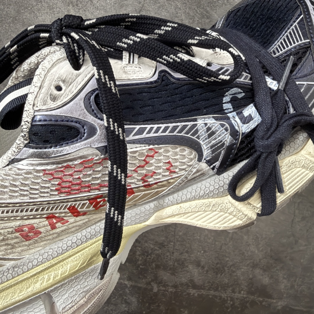 图片[4]-【X版纯原】BALENCIAGA 3XL Sneakers 巴黎世家十代网布系带低帮走秀复古老爹鞋 全新版本 全新顶端品质 全套原纸板楦头开发 最原汁原味的灵魂版型 全鞋荧光划线卡点 胶水把控整洁度追求极致完美 每一双都是工艺品 多重QC质检 超越公司货的品控标准 实实在在的免检产品 原盒原配 正确字体电绣 粗细、位置、大小正确 侧边TPU 透气孔匹配意产原版 正确分离大底 TPU软底 原版一致大底LOGO 立体感十足 原厂皮料水洗做旧 采购原厂网纱 不含皮革 网布材料和聚氨酯 磨损效果 鞋头边缘和后帮 Balenciaga 徽标 鞋面和后跟凸印尺码 鞋舌 3XL 橡胶品牌标识和反光细节 鞋帮拉袢和鞋舌拉祥 配反光细节 备用鞋带在鞋履前侧 可在穿着前取下 便于不同造型搭配 正常尺码 尺码：35 36 37 38 39 40 41 42 43 44 45 46-选品中心