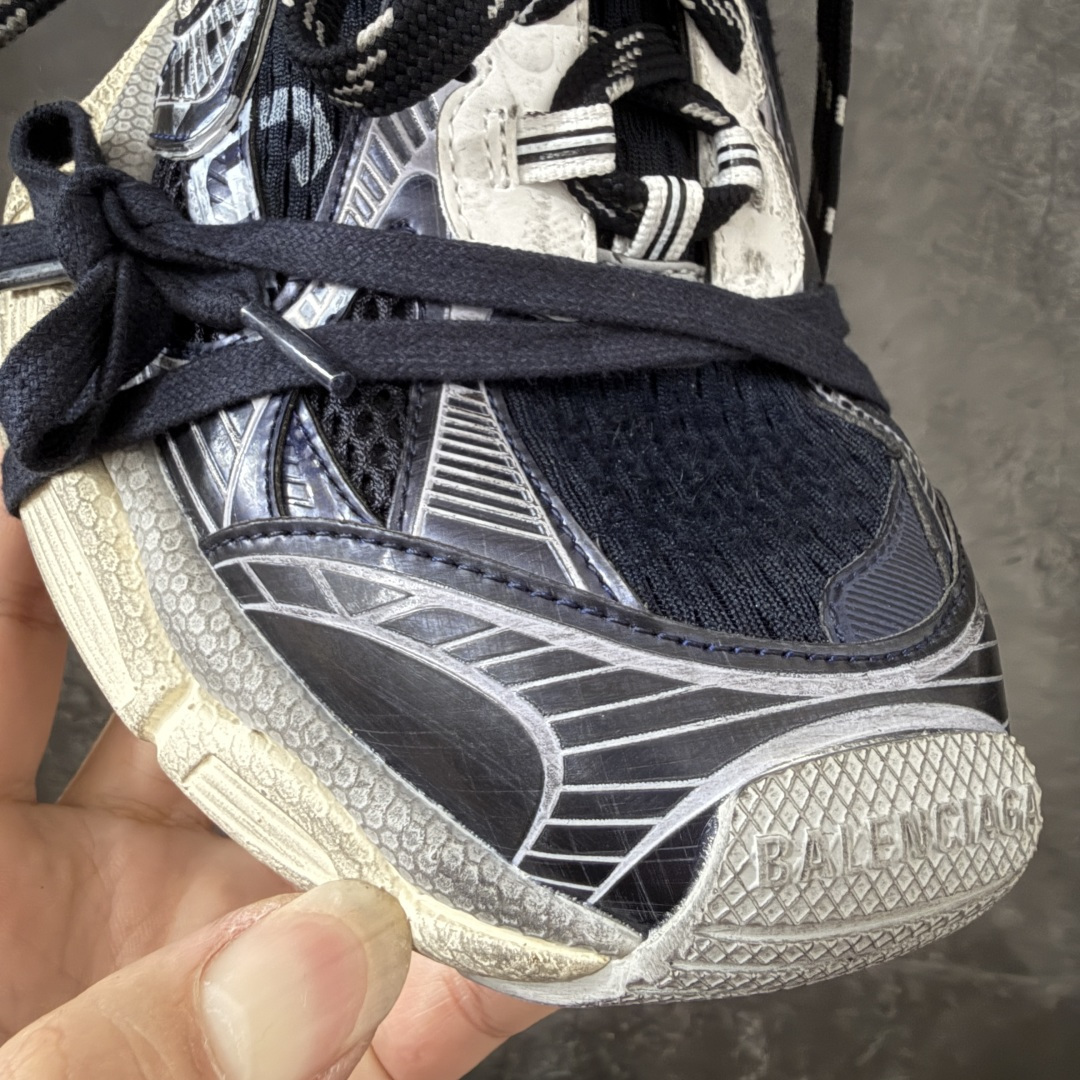 图片[5]-【X版纯原】BALENCIAGA 3XL Sneakers 巴黎世家十代网布系带低帮走秀复古老爹鞋 全新版本 全新顶端品质 全套原纸板楦头开发 最原汁原味的灵魂版型 全鞋荧光划线卡点 胶水把控整洁度追求极致完美 每一双都是工艺品 多重QC质检 超越公司货的品控标准 实实在在的免检产品 原盒原配 正确字体电绣 粗细、位置、大小正确 侧边TPU 透气孔匹配意产原版 正确分离大底 TPU软底 原版一致大底LOGO 立体感十足 原厂皮料水洗做旧 采购原厂网纱 不含皮革 网布材料和聚氨酯 磨损效果 鞋头边缘和后帮 Balenciaga 徽标 鞋面和后跟凸印尺码 鞋舌 3XL 橡胶品牌标识和反光细节 鞋帮拉袢和鞋舌拉祥 配反光细节 备用鞋带在鞋履前侧 可在穿着前取下 便于不同造型搭配 正常尺码 尺码：35 36 37 38 39 40 41 42 43 44 45 46-选品中心
