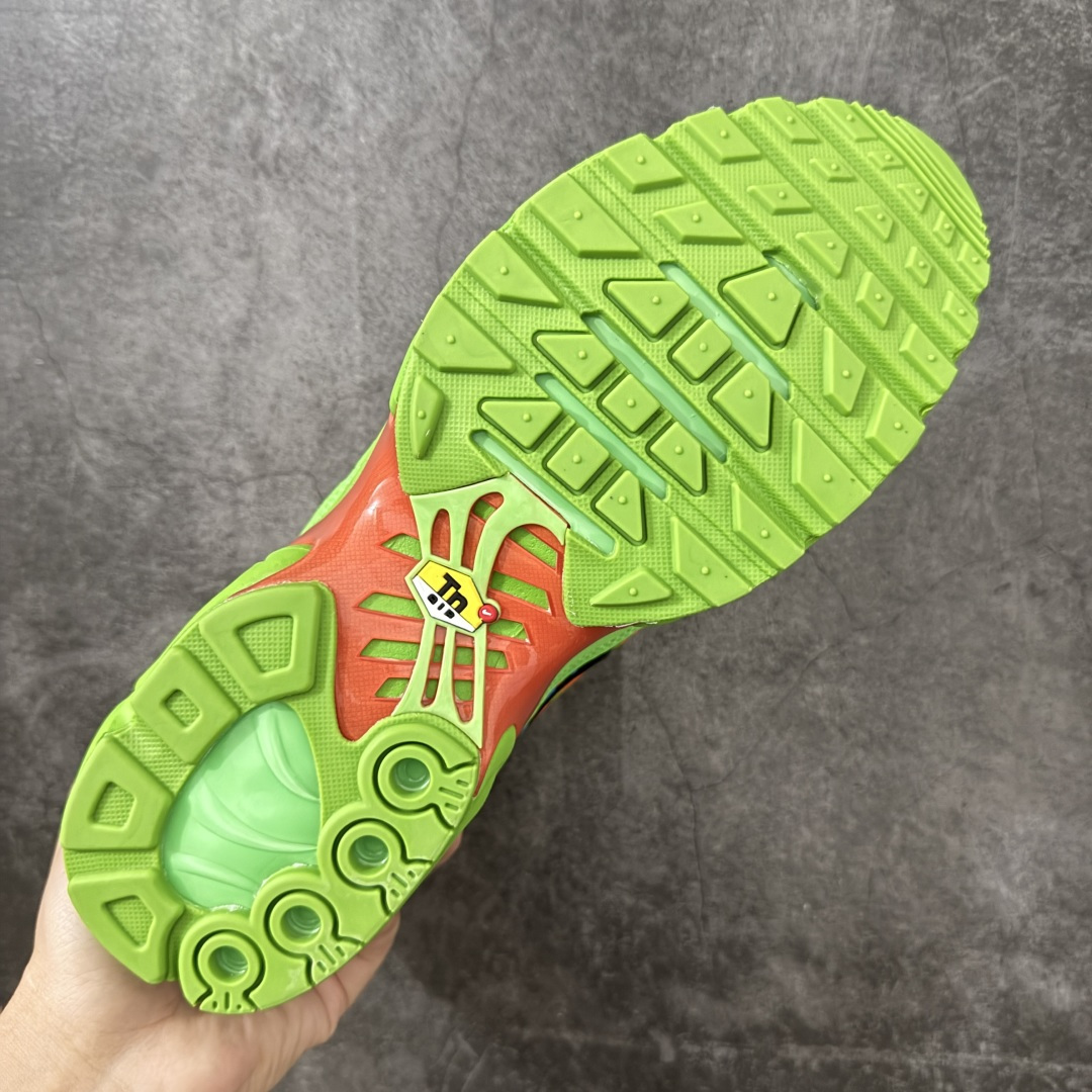图片[9]-【TK纯原版】Nike Air Max Plus TN x Supreme 联名气垫系列跑鞋 DA1472-300 全新一比一高端版本 真正的市场T1品质 更多配色陆续出货 真正的用心研发 一点一点抠出来的 品质 品控细节 随便闭眼对比市场任何版本 全套原纸板楦头开发 完美呈现版型 工艺流程均与原鞋保持一致 Turned Air 中底缓震技术 鞋面弧度与大底弧度一致 鞋头正确TPU材质 鞋面高频TPU材质1.0厚度 原鞋一致层次感 超越公司货的品控标准 多道QC质检 货号： 尺码： 40.5 41 42 42.5 43 44 44.5 45 46 47.5 48.5-选品中心