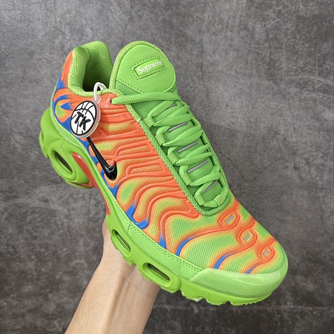 图片[3]-【TK纯原版】Nike Air Max Plus TN x Supreme 联名气垫系列跑鞋 DA1472-300 全新一比一高端版本 真正的市场T1品质 更多配色陆续出货 真正的用心研发 一点一点抠出来的 品质 品控细节 随便闭眼对比市场任何版本 全套原纸板楦头开发 完美呈现版型 工艺流程均与原鞋保持一致 Turned Air 中底缓震技术 鞋面弧度与大底弧度一致 鞋头正确TPU材质 鞋面高频TPU材质1.0厚度 原鞋一致层次感 超越公司货的品控标准 多道QC质检 货号： 尺码： 40.5 41 42 42.5 43 44 44.5 45 46 47.5 48.5-选品中心