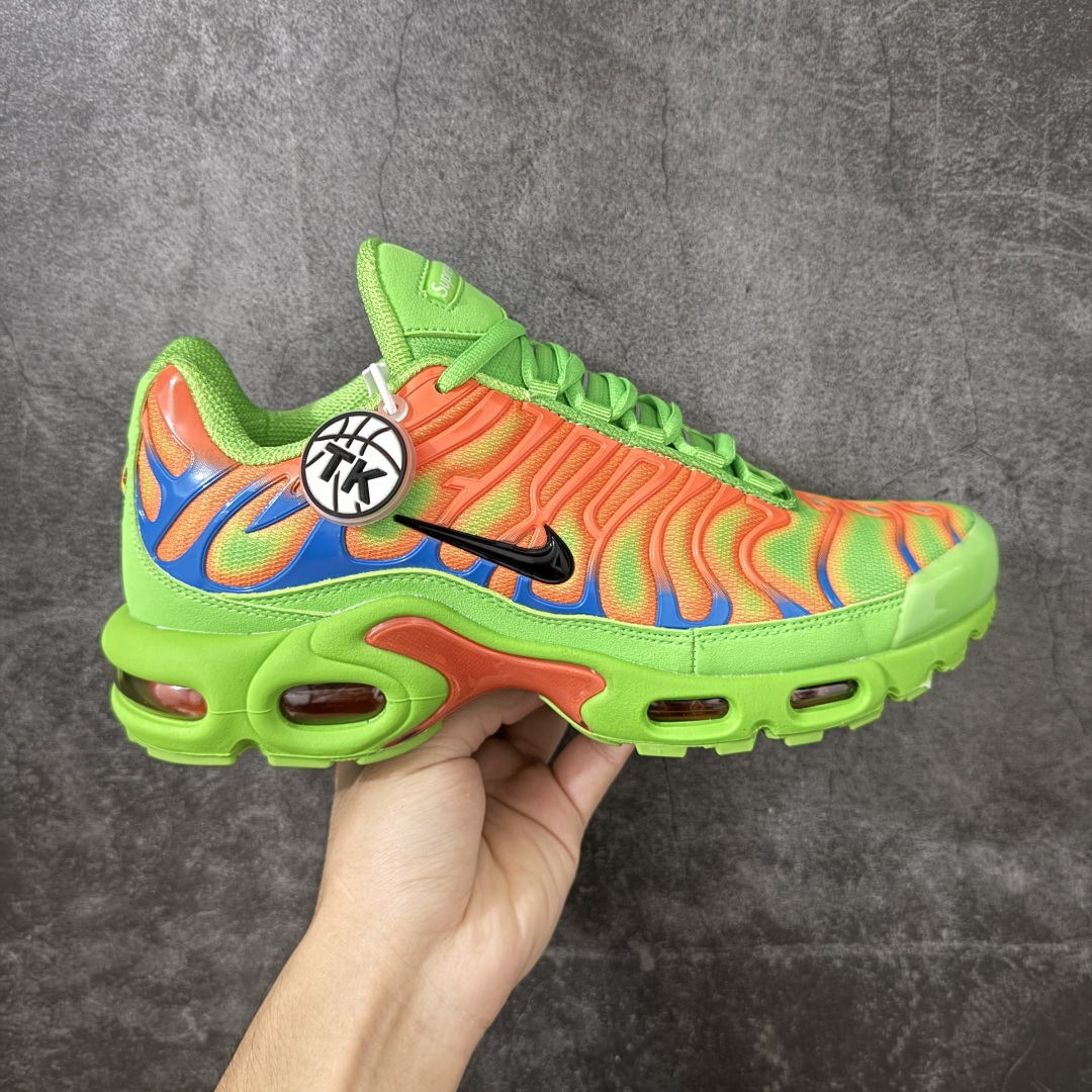 【TK纯原版】Nike Air Max Plus TN x Supreme 联名气垫系列跑鞋 DA1472-300 全新一比一高端版本 真正的市场T1品质 更多配色陆续出货 真正的用心研发 一点一点抠出来的 品质 品控细节 随便闭眼对比市场任何版本 全套原纸板楦头开发 完美呈现版型 工艺流程均与原鞋保持一致 Turned Air 中底缓震技术 鞋面弧度与大底弧度一致 鞋头正确TPU材质 鞋面高频TPU材质1.0厚度 原鞋一致层次感 超越公司货的品控标准 多道QC质检 货号： 尺码： 40.5 41 42 42.5 43 44 44.5 45 46 47.5 48.5-选品中心