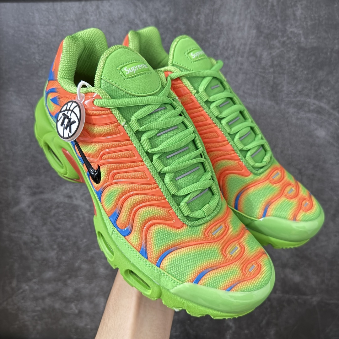 【TK纯原版】Nike Air Max Plus TN x Supreme 联名气垫系列跑鞋 DA1472-300 全新一比一高端版本 真正的市场T1品质 更多配色陆续出货 真正的用心研发 一点一点抠出来的 品质 品控细节 随便闭眼对比市场任何版本 全套原纸板楦头开发 完美呈现版型 工艺流程均与原鞋保持一致 Turned Air 中底缓震技术 鞋面弧度与大底弧度一致 鞋头正确TPU材质 鞋面高频TPU材质1.0厚度 原鞋一致层次感 超越公司货的品控标准 多道QC质检 货号： 尺码： 40.5 41 42 42.5 43 44 44.5 45 46 47.5 48.5-选品中心