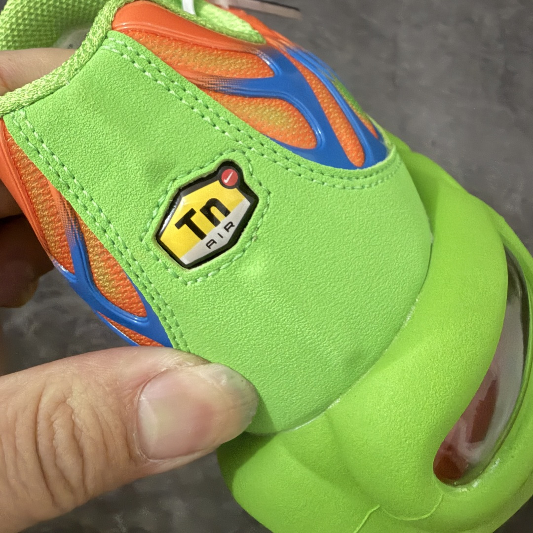 图片[2]-【TK纯原版】Nike Air Max Plus TN x Supreme 联名气垫系列跑鞋 DA1472-300 全新一比一高端版本 真正的市场T1品质 更多配色陆续出货 真正的用心研发 一点一点抠出来的 品质 品控细节 随便闭眼对比市场任何版本 全套原纸板楦头开发 完美呈现版型 工艺流程均与原鞋保持一致 Turned Air 中底缓震技术 鞋面弧度与大底弧度一致 鞋头正确TPU材质 鞋面高频TPU材质1.0厚度 原鞋一致层次感 超越公司货的品控标准 多道QC质检 货号： 尺码： 40.5 41 42 42.5 43 44 44.5 45 46 47.5 48.5-选品中心